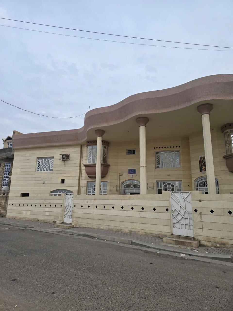 للايجار 400 م قرب تقاطع العسكري  9 غرف 
***********
