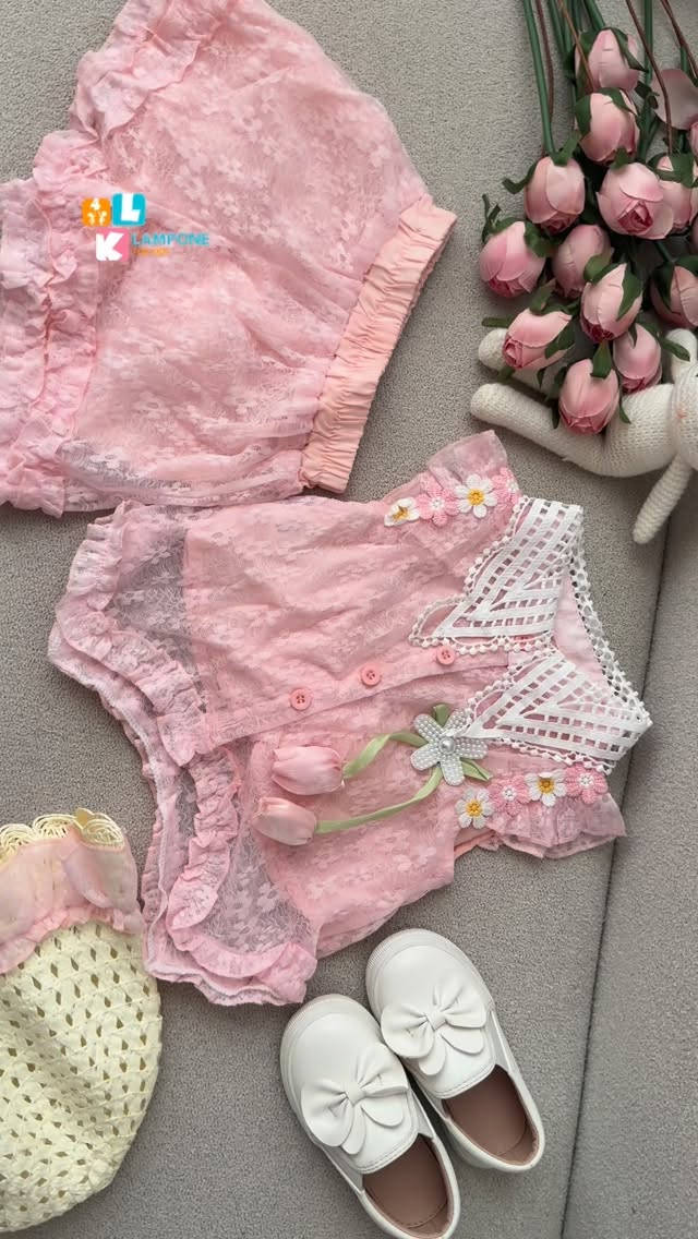 طقم بناتي بلون وردي متكون من 3 قطع💖 
توب + بنطلون قصير + قبعة 

✨ تفاصيل مميزة:
• دانتيل ناعم فاخر
• تطريز ورود أنيق
• مع لمسة فيونكة خلفية 
• لون زهري هادئ ومحبب
• تصميم مريح وخفيف للأطفال
• إطلالة مثالية للزيارات، المناسبات والتصوير

العمر : من 2-6 سنوات
السعر : 24,000 

💗 لأن التفاصيل الصغيرة تصنع أجمل الذكريات
#لامبوني #اكسبلور_فولو #ملابس_اطفال #بنات #اناقة


**إذا كنت صاحب هذا الإعلان وتريد حذفه لأي سبب، رجاءا أرسل رسالة إلى الدعم الفني**