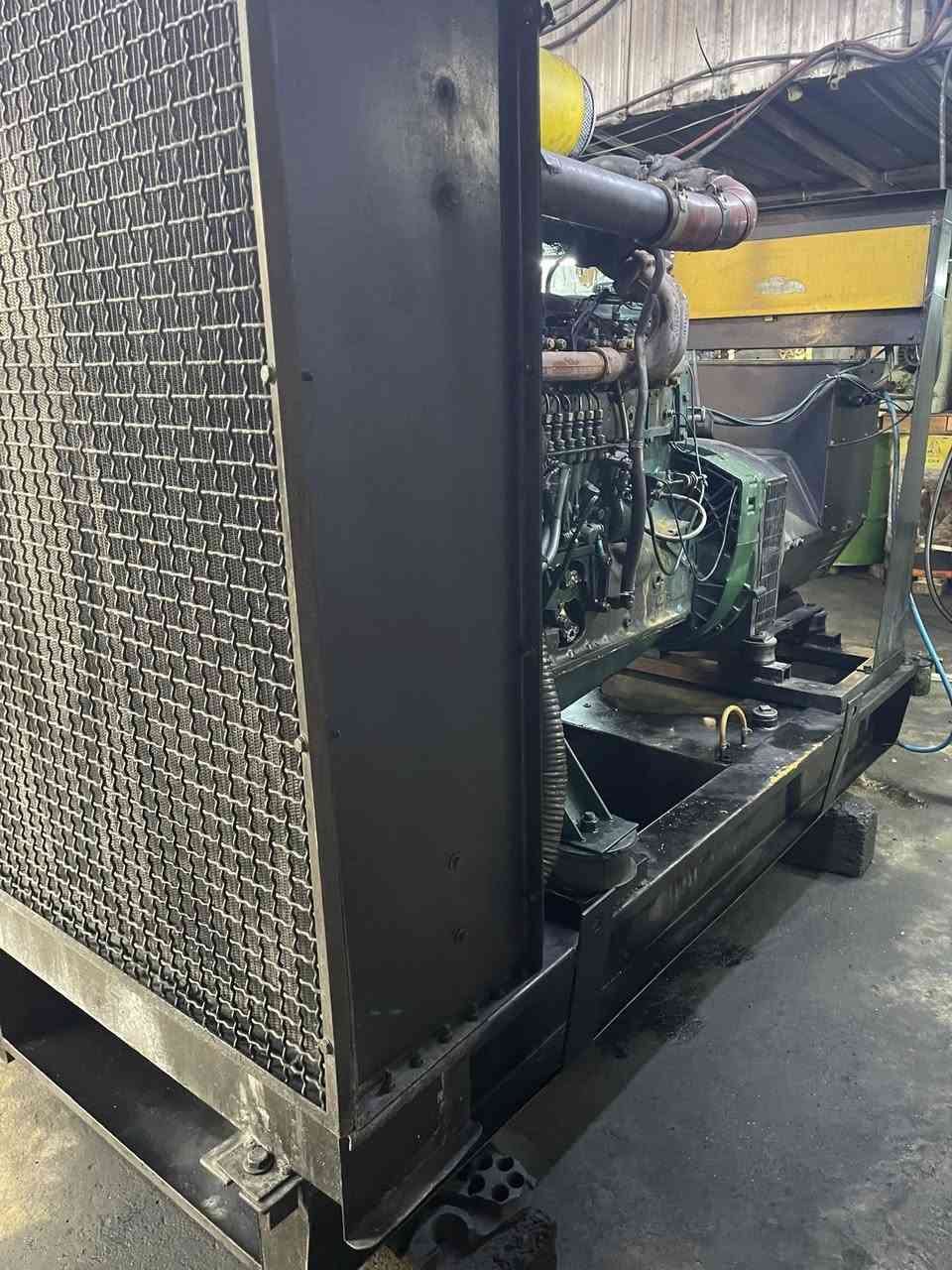 مولدة ڤالڤو محرك  توليد حجم 220 KVكيڤي. توليد بشرط وريترات وكل مولدة بشرط فقط المحرك. ضرب ذراع وكسر سلندر. ابيعه على حاله 

مكان مولدة كركوك. حي عسكري. 

***********

السعر.  30. ورقه.   ابيعه لان اخذت مولدة كامل.
