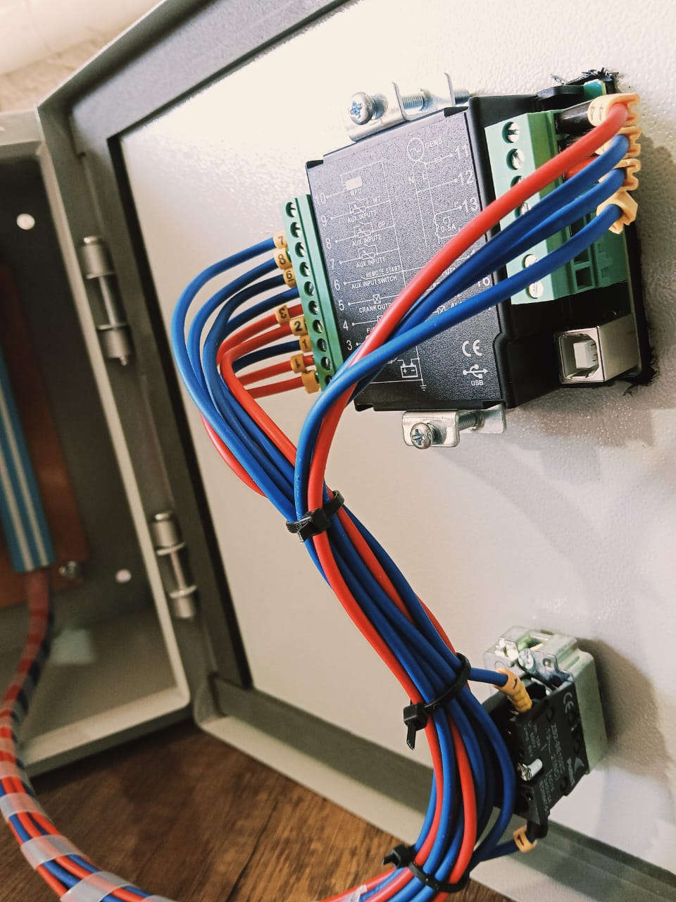 من انتاج ورشة ويف    WAVE الهندسية للخدمات الكهربائية والميكانيكية
بورد بروتكشن  نوع  DC30 حماية كاملة للمولدة  تشغيل اطفاء اوتو حماية للمولد
 بسعر 95 دولار
 
يوجد توصيل الى كافة محافظات العراق
يصل الطلب إلى بغداد خلال 24 ساعة
والى باقي المحافظات خلال 72 ساعة
سعر التوصيل إلى كافة المحافظات 10 الف دينار
 
يمكن عمل اي بورد مولدة حسب طلب الزبون
يكون البورد مبرمج وجاهز للتركيب على المولدة والتشغيل
نقوم بلصق خريطة الربط البورد لتسهيل عملية الربط
تصميم وعمل المهندس محمد يوسف
للطلب والاستفسار يرجى الاتصال على الارقام التالية
***********
***********
