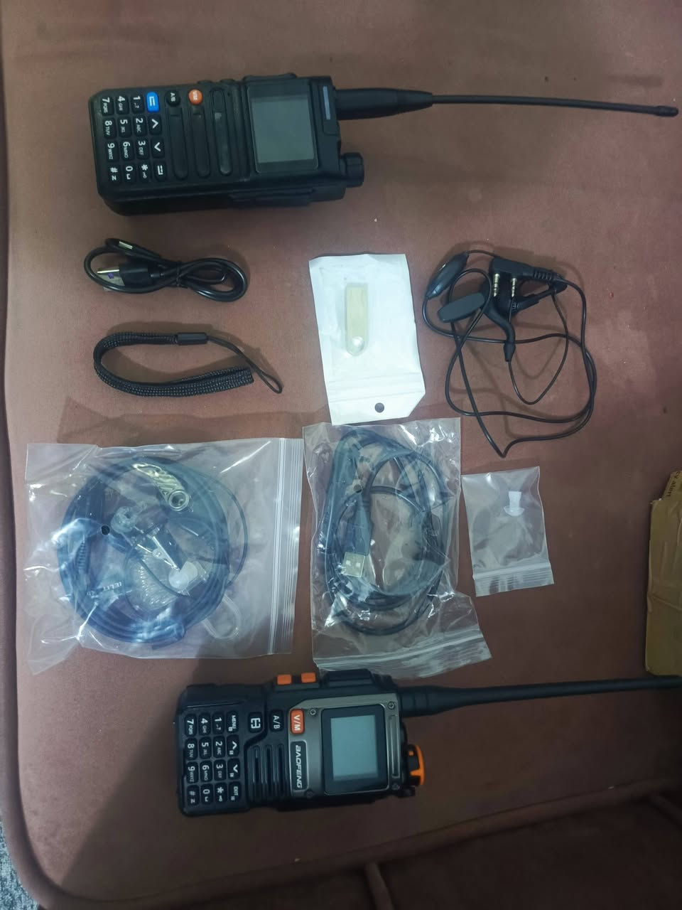 زوج لاسلكي مربوطات سوه  مع جهاز صغير لتدريب الكلاب من النوعيات الراقية لليعرف بيهن شحن تايبسي ثنينهن ونغمة ارسال بيهن مع غراضهن كاملة وغراضهن اصليه حته السماعه سعرها ب 25 واني حاسبهن كلهن ب 80 الزوج وذني اساميهن بحثو عنهن 
Baofeng ar 26
Baofeng k 61 
مكاني بغداد الغزالية ***********
