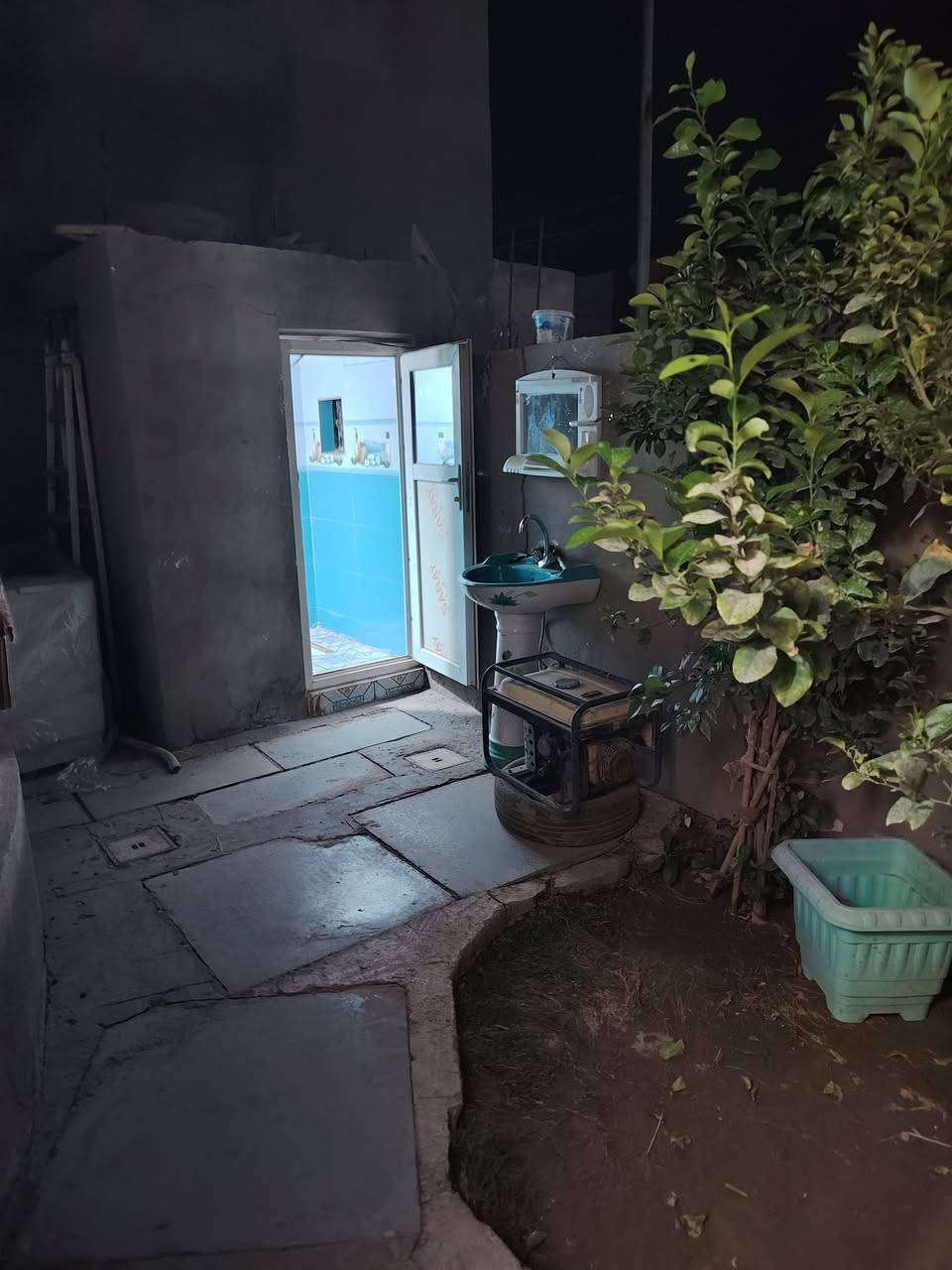 دار للبيع موقع مميز قرب الفلكه عرض الشارع ٢٠ متر مساحه ٢٥٠ متر طابو صرف 
غرفتين صاله براني مطبخ مجمع صحيات خارجيه وداخليه حديقه خارجيه وداخليه 
فرع الكصاب الركن رابع بيت عن الشارع الرئيسي طريق سومر دغاره كلش قريب عل فلكه للاستفسار *********** ابو عباس
