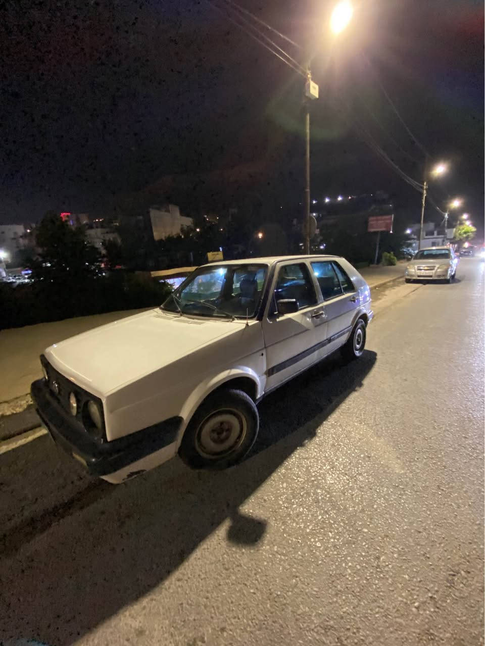 كولف.  1990
گير عادي
سه ياره كه خاوينه. و مالي دؤسته
سه نه ويه و اوه لياتو اوراقي له گه له 
له هه وليرم. ايشاره ت لايت وبكلايتي هه مو ايشه كا
*********** أربيل, العراق
