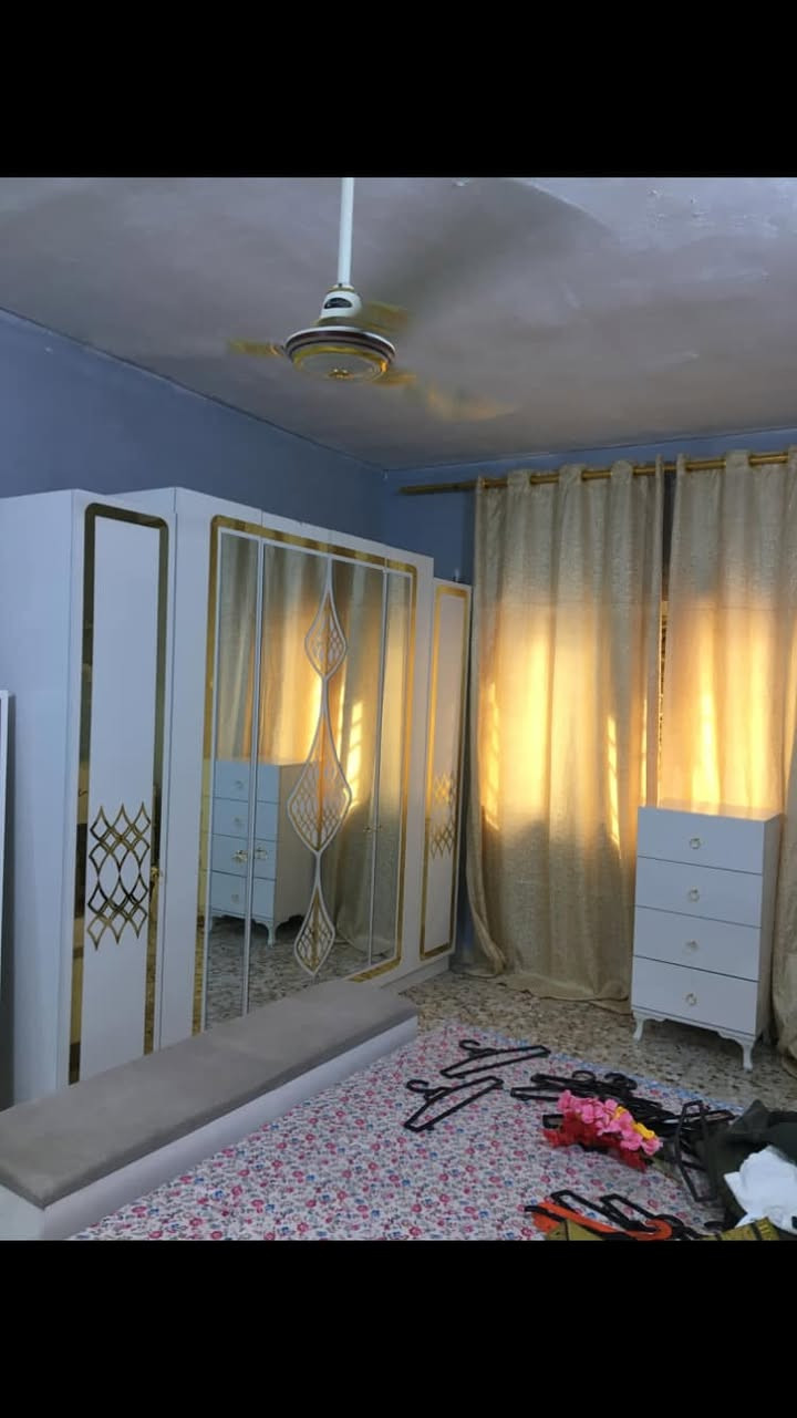 غرفة تركية للبيع استعمال سنة واحدة فقط بعده جديدة 9 قطع 
السعر 600 الف 
***********
مكاني بغداد
