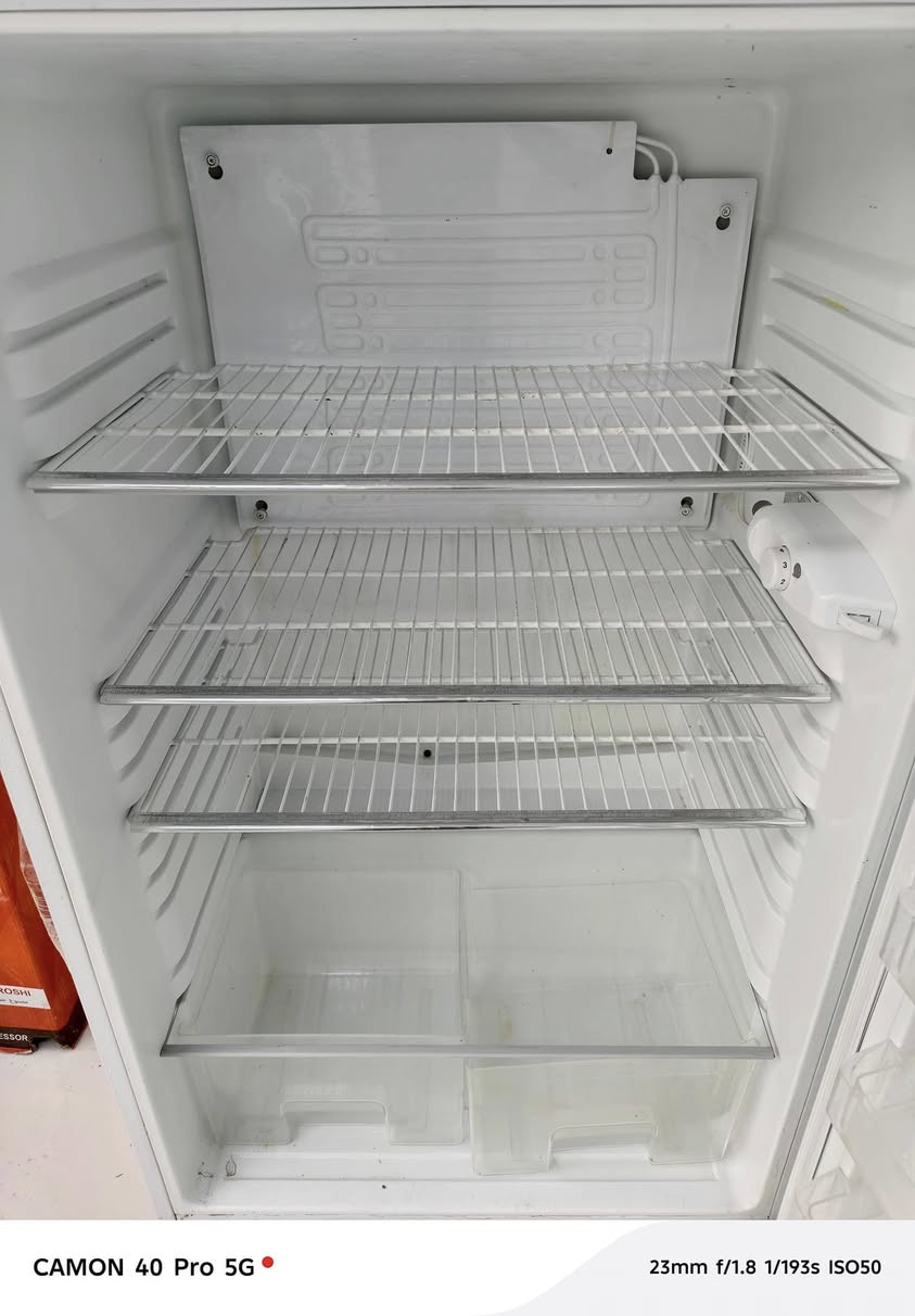 ثلاجة حجم ٢٢ حلوة ونضيفة جدا جدا 
ماداخلة اي تصليح ابد 
اقتصادية متصرف كهرباء 
تجميد فول 
***********
