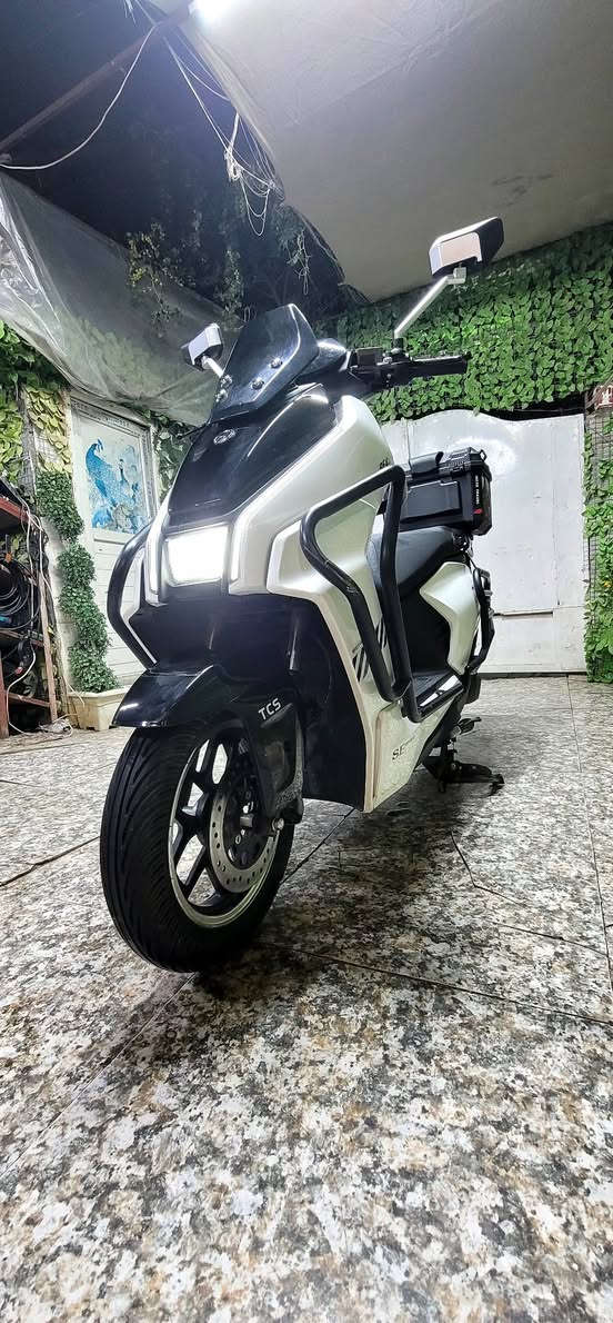 السلام عليكم..دراجه كهربائيه _تيسلا _مستخدم ..مكفوله من الشخط ..وضع وكاله..السرعه _ 90_ الملف 2000.SPORT...المواصفات.. مزود بنظام التحكم في الجر (TCS) لتعزيز الأمان والاستقرار. 
نظام الأمان: يستخدم نظام TCS (Traction Control System) لمنع انزلاق العجلات أو دورانها بشكل مفرط، خاصة على الأسطح الزلقة أو أثناء التسارع المفاجئ. 
الميزات: يراقب النظام سرعة العجلات ويقوم تلقائيًا بتقليل طاقة المحرك إذا اكتشف فقدانًا في التماسك. 
التصميم: يتميز بتصميم عصري مع إضاءة أمامية واضحة وصندوق تخزين خلفي. 
الاستخدام: يوفر هذا النظام ثباتًا أفضل على الطرق المبللة أو غير المستوية. ..السعر (900) قفل ...مكاني بغداد الشعب قرب محكمة الشعب...الشراي يتصل..***********...واتساب موجود
