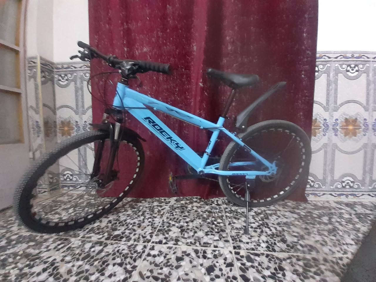 سلام عليكم بايسكل من شركة (ROCKY)
كلشي ما بيه بعده جديد طلعه  بي ما طالع 
شتريت دراجه شحن وردت ابيعه سعره 300 وبي مجال 

رقم للتواصل واتساب ***********
