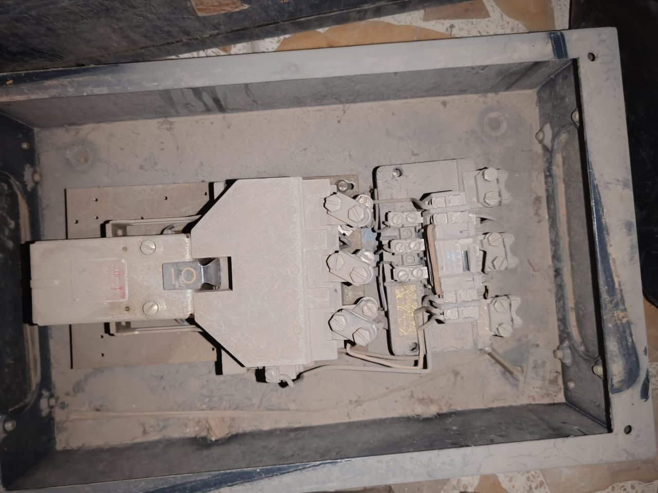 للبيع بوكسات كهرباء صناعية قديمة أصلية
🔹 بوكسات تشغيل محركات (Motor Starter)

🔹 ماركات عالمية:

 • Danfoss – Denmark 🇩🇰

 • Larsen & Toubro – India 🇮🇳

🔹 3 فاز

🔹 أمبير عالي (للمعامل والمكائن)

🔹 صناعة قديمة أصلية، حديد ثقيل + نحاس

🔹 كاملة وتصلح تشغيل أو عرض صناعي (Vintage)

📍 الموقع: بغداد

💰 السعر: قابل للتفاوض الجدي

📞 التواصل خاص / واتساب***********

⚠️ ملاحظة: مو سكراب، قطع صناعية نادر
