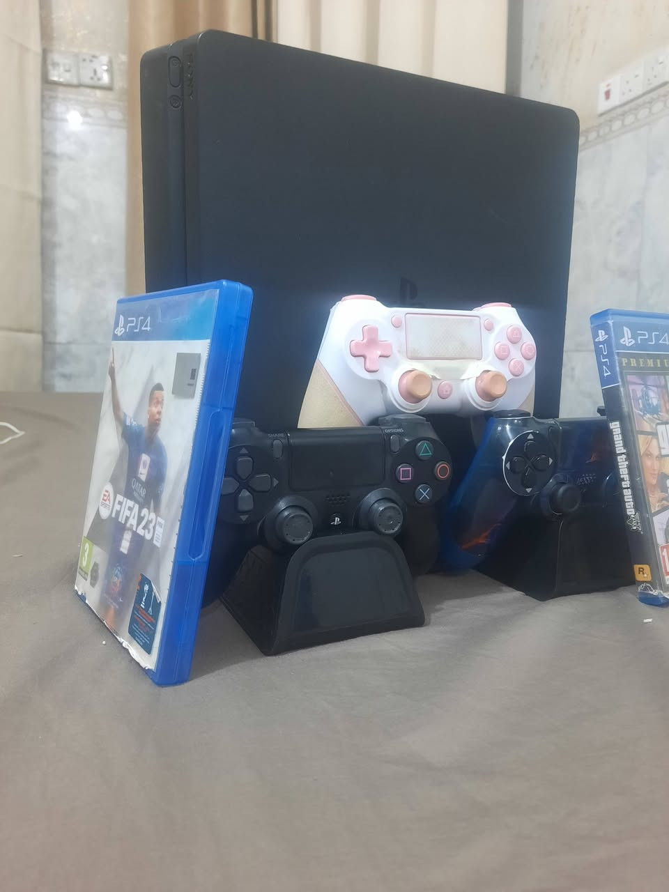 السلام عليكم بلي4سلم ممفتوح برغي منه ملحقاته 3جوستك شغالات كلهن ومبرد واقراص 2.GTA
FIFA23 السعر 285قفل الرقم بي واتساب ***********
مكاني الشعب
