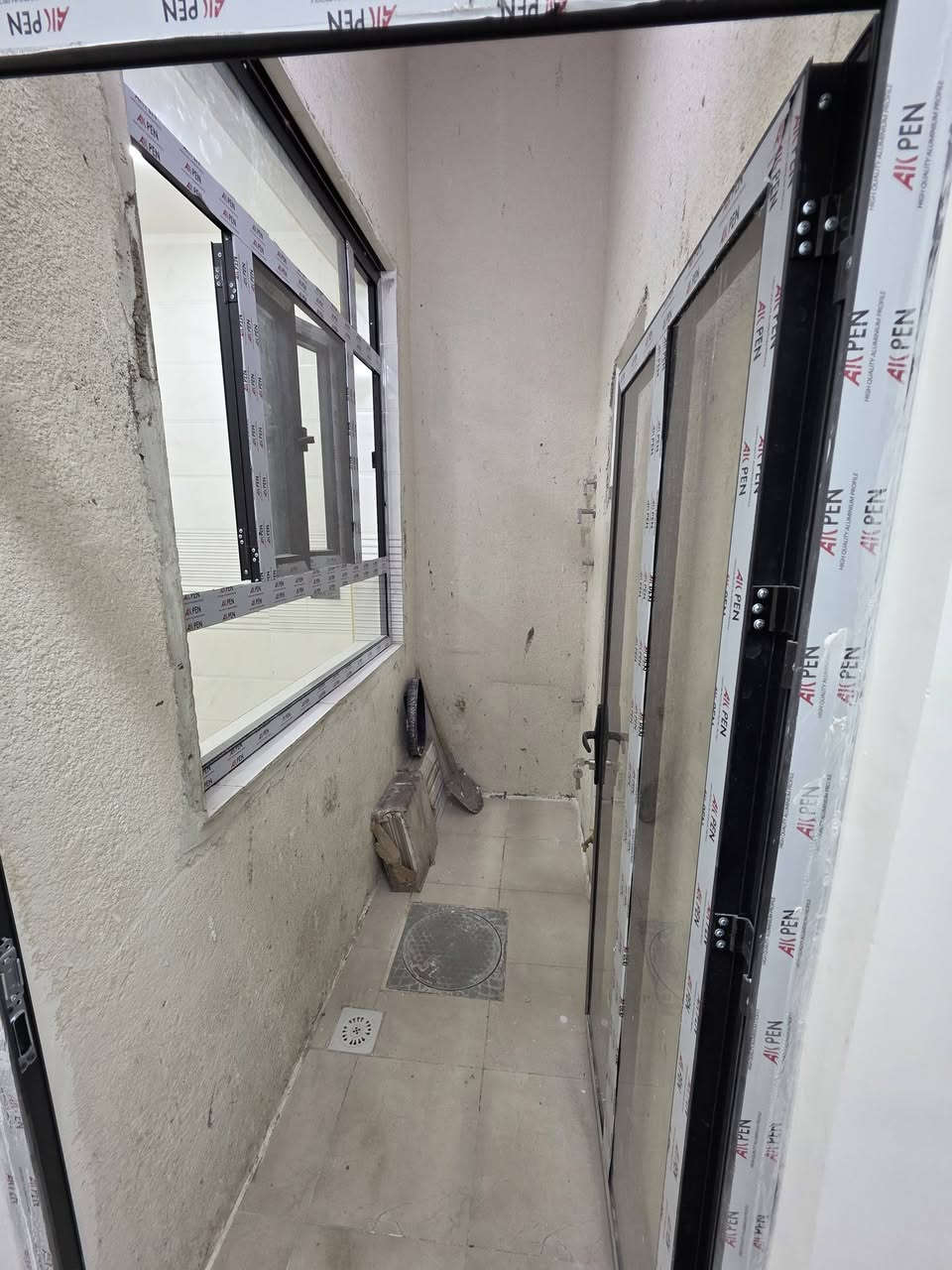 السلام عليكم ورحمه الله وبركاتهُ
#يعلن_مكتب_تبوك_للعقار 

دار للبيع مساحة 50م واجهة 4م نزال 12.5م 

الموقع : حي الجهاد _ ديوان المخابرات_ خلف شارع 60 

يحتوي على طابقين ونصف 

الطابق الاول : استقبال + مطبخ + صحيات + منور 
الطابق الثاني : 2 غرف نوم + صحيات 
الطابق الثالث : غرفه نوم + بيتونه + سطح امامي

بناء حديث 2025 غير مسكون 🔑

للأستفسار : *********** وسـام ☎️
