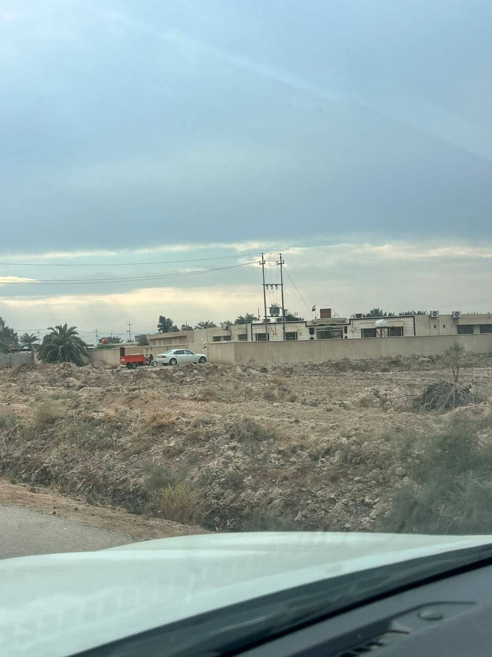 سلام عليكم بيت للبيع وقطع للبيع
النشوه نهايت السايدين تبعد عن الشارع 200 متر
ورضه ومدرسه يمة روضه والمدرسه تبعد 50 متر عنه
***********
