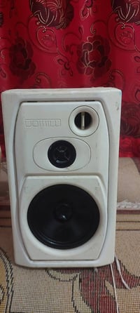 زوج سماعات جداريه تتعلك بالحايط اعتقد ٦٠ واط ممكتوب عليهه نظافه ٧٥ % ا...