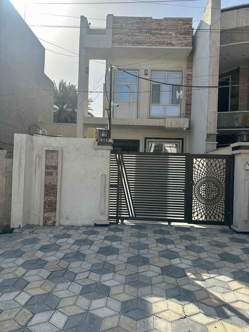 بيت للبيع المساحة ١٦٢ متر جبهه ٥،٤٠ م والنزال ٣٠ متر يحتوي على استقبال سويت ومطبخ وهول وغرفة نوم وحمام . الطابق الارضي مرمر عماني الطابق الثاني ثلاث غرف نوم جميعها سويت بناء عام ٢٠٢٣ للبيع الاتصال على الرقم *********** الاستقبال جبسن بورد والغرفة التي فوق الاستقبال بنفس المساحه ايضا جبسن بورد البيت مدخلين مدخل الى الاستقبال ومدخل الى المطبخ الموقع خلف الملجأ زقاق ٢٣ محلة  ٦٣٦ يعني مجموع غرف البيت ٤ واحدة في الطابق الارضي وثلاثة في الطابق الثاني مع بيتونه جزء منها مخزن مزود ب٢ تانكي ماء و٢ كيزر واحد للطابق الاول والاخر للطابق الثاني
