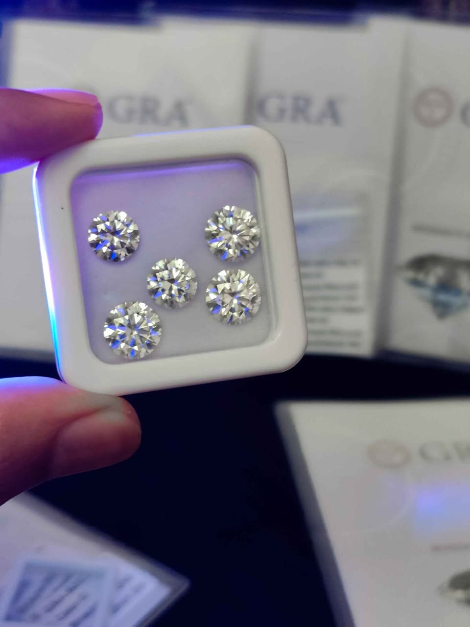 Pierre diamant moissanite 2 / 3 carat
- Taille : round
- Couleur : white
- Clarité : VVS1
- Dimension : 8mm / 9 mm
- Certificat : GRA ✅ برج البحري, الدار البيضاء


**إذا كنت صاحب هذا الإعلان وتريد حذفه لأي سبب، رجاءا أرسل رسالة إلى الدعم الفني**