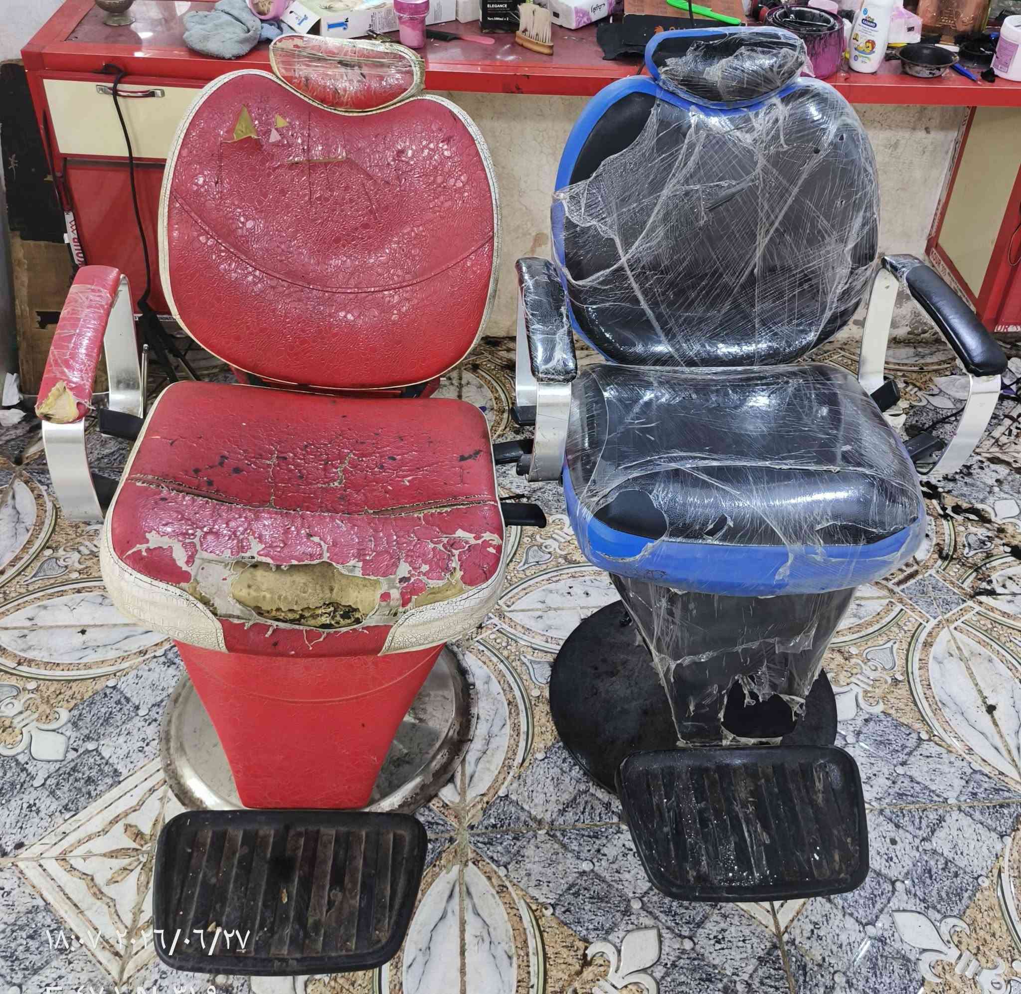 سلام عليكم  غراض حلاقة للبيع الميز والمرايات  مكفولات  والكرسي الاسود جكة ملحوم والكرسي الاحمر عوزة جك وصينية وجام خانة كلهن شلعة ب٣٠٠ وبدون جام خانة ب٢٥٠ قفل بدون عملة  المكان  المجر الكبير  التواصل واتساب ***********
