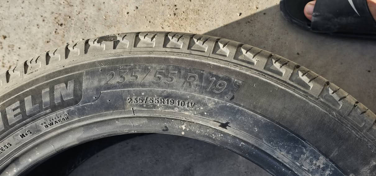 سلام عليكم تايرات سبورتج  امريكي ثنين نضيفات وثنين 50%نظافتهن حجم 19 سعر 75 بيهن مجال قليل عنواني بغداد بسماية 
***********
