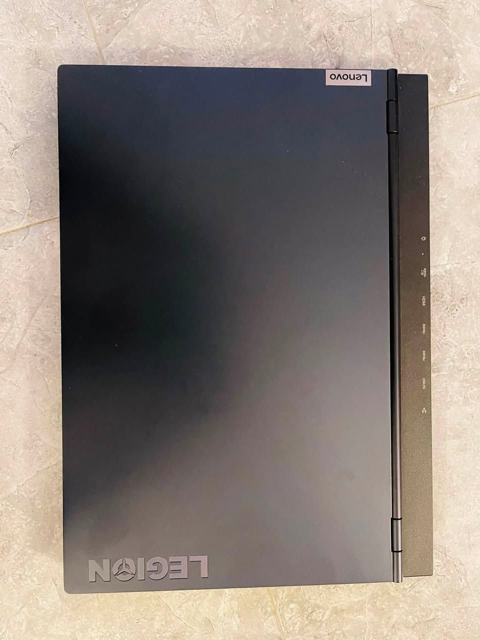 من رخصة الادمن 

* 🔹 الموديل: Lenovo Legion 5 15ACH6
* 🔹 المعالج: AMD Ryzen 5 5600H (6 أنوية / 12 خيط معالجة)
* 🔹 كرت الشاشة: NVIDIA GeForce RTX 3050 Ti

* ✅ تقنية Ray Tracing (تتبع الأشعة).
* ✅ DLSS لزيادة الفريمات في الألعاب المدعومة.
* ✅ DirectX 12 Ultimate.
* ✅ NVIDIA Reflex لتقليل تأخير الإدخال.
* ✅ NVIDIA Broadcast للبث وتحسين المايك والكاميرا بالذكاء الاصطناعي.
* ✅ NVENC Encoder للتسجيل والبث بجودة عالية مع استهلاك قليل للمعالج.
* ✅ تشغيل حتى 4 شاشات
* ✅ يدعم دقة 4K للشاشات الخارجية عبر HDMI (للعمل ومشاهدة الفيديو
* 🔹 كرت شاشة مدمج: AMD Radeon Graphics
* 🔹 الرام:DDR4-3200 MHz 16GB
* 🔹 التخزين: 1TB NVMe SSD
* 🔹 الشاشة: 15.6 إنج FHD (1920×1080) IPS
* 🔹 معدل التحديث: 120Hz
* 🔹 دعم Dolby Vision
* 🔹 الصوت: Nahimic Audio
* 🔹 نظام التشغيل: Windows 11 Pro
* 🔹 نوع الإقلاع: UEFI
* 🔹 معمارية النظام: 64-bit (x64)
* 🔹 الواي فاي والبلوتوث: مدمجة
* 🔹 لوحة مفاتيح بإضاءة خلفية (Backlit Keyboard)
* 🔹 مناسب للألعاب، التصميم، المونتاج، والبرامج الهندسية
عدد دورات الشحن ١٧٨ بطارية بحالة ممتازة 
السعر ٩٧٥ الف و بي مجال بسيط 
***********
الملحقات شاحن اصلي ٢٣٠W
⌨️كيبورت ميكانيكي EWEADN هيكل معدني 
🖱️ماوس + 💼حقيبة
