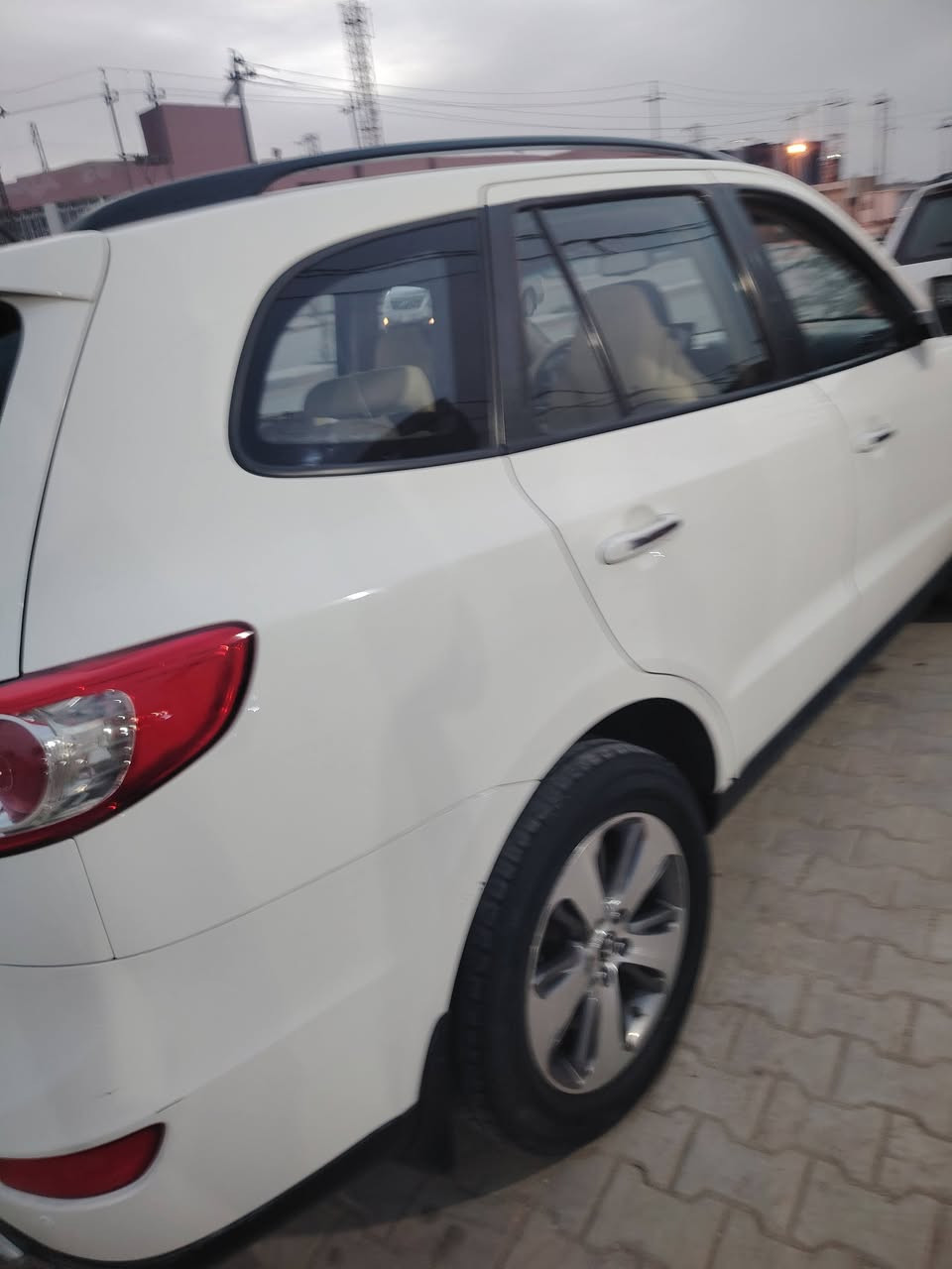 سلام عليكم عندي هاي السياره كفاله عامه موديل ١٢ رقم بغداد ٦ سلندر اتصال ***********
