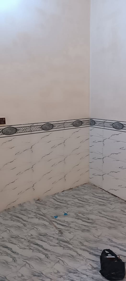 السلام عليكم 
معروض للايجار نصف دار خلفي بناءً حديث طابقين في منطقة الفداء شارع ابو لبنان خلف دورية الشرطة 
الطابق الاول 
استقبال وصاله وغرفه ومطبخ وصحيات 
الطابق الثاني 
غرفتين وصاله 
للاستفسار الاتصال واتساب ***********
مكتب المدار الذهبي للعقار
