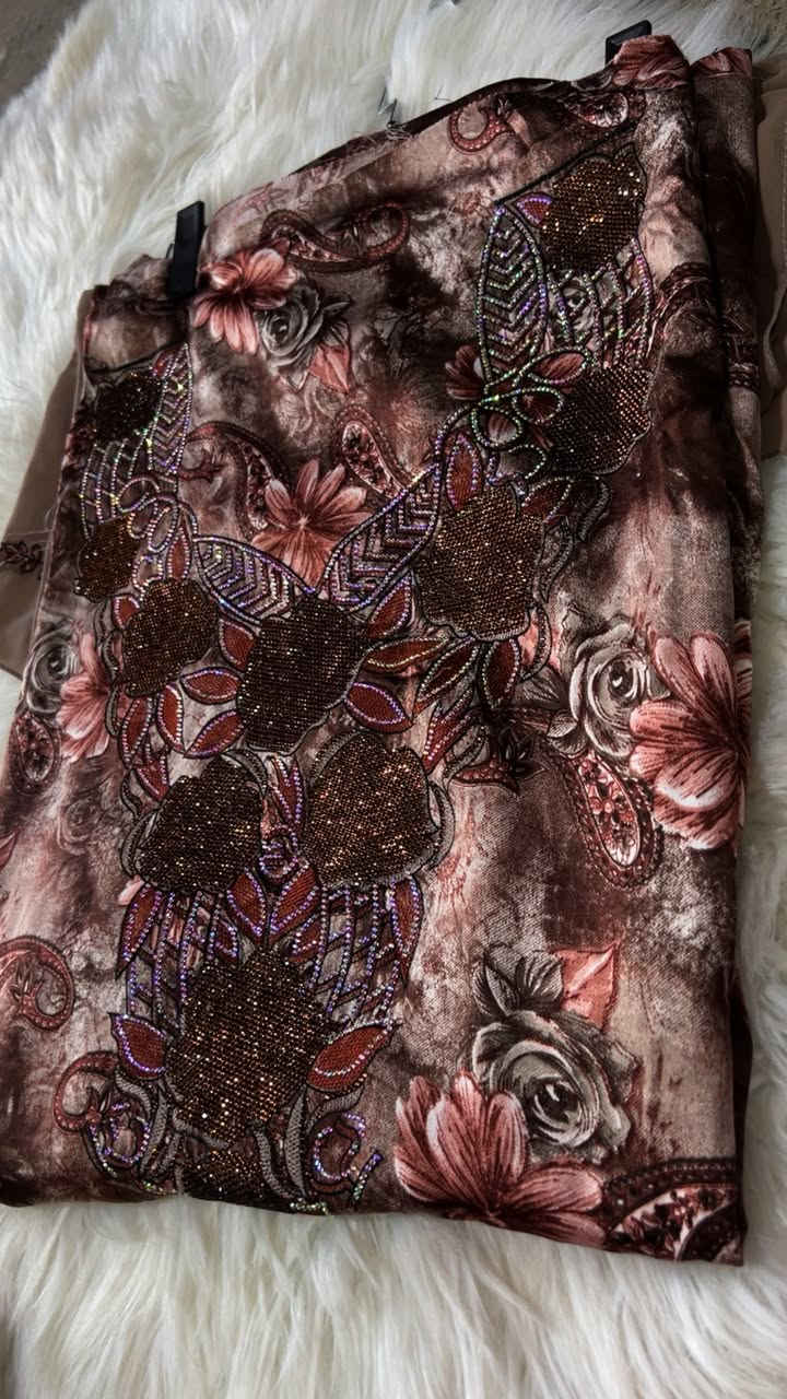 مخاوير 4 متر حرير مع شال


**إذا كنت صاحب هذا الإعلان وتريد حذفه لأي سبب، رجاءا أرسل رسالة إلى الدعم الفني**