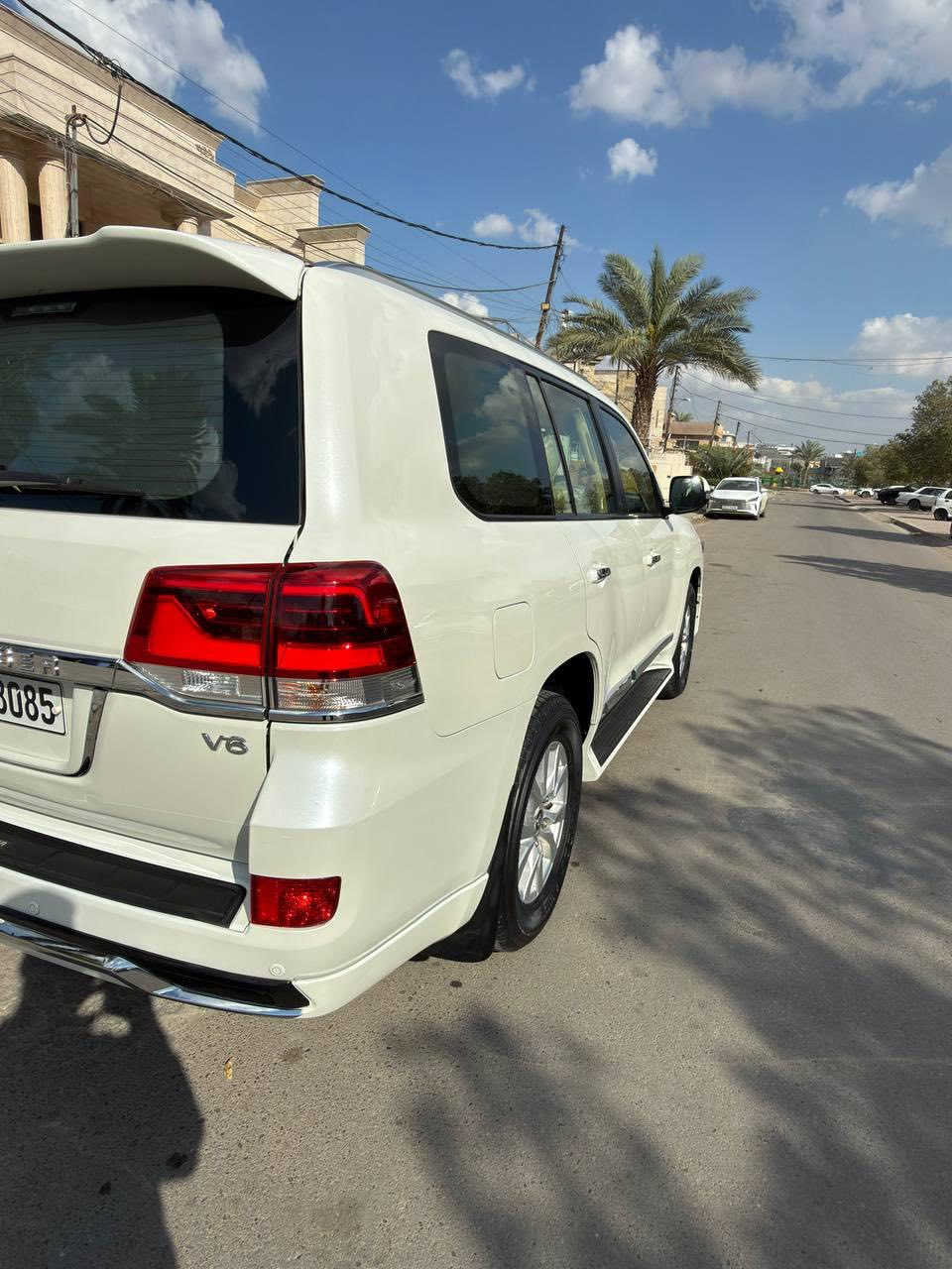 لاندكروز GXR 2016 
مكفوله كفاله عامه من الصبغ 
فقط بارد بالباب الباقي مكفول
محرك سته سلندر ماشية 92 كم  فتحة سقف شاشة جبيرة كشنات كهرباء 4 قطع تبريد فور ويل داخل جلد فول تحكمات ستيرن بصمة ابواب وتشغيل وبصمة احتياط دسكات جديدة صيانة كله بالشركة  ٨ ايرباك ام طفايه  كراسي جلد وكهرباء 
مراية عاكسه للضوء  اشاير سحب لكزز وتشغيل وغلق الزجاج عن بعد تخم تاير جديد صدر جديد لايت زنون بلادي السيارة جديدة وجاهزة للاخير 
فول مواصفات ساز رايدها ب٤٥٥ وبيها مجال 

بغداد حي جامعه للاتصال ***********
