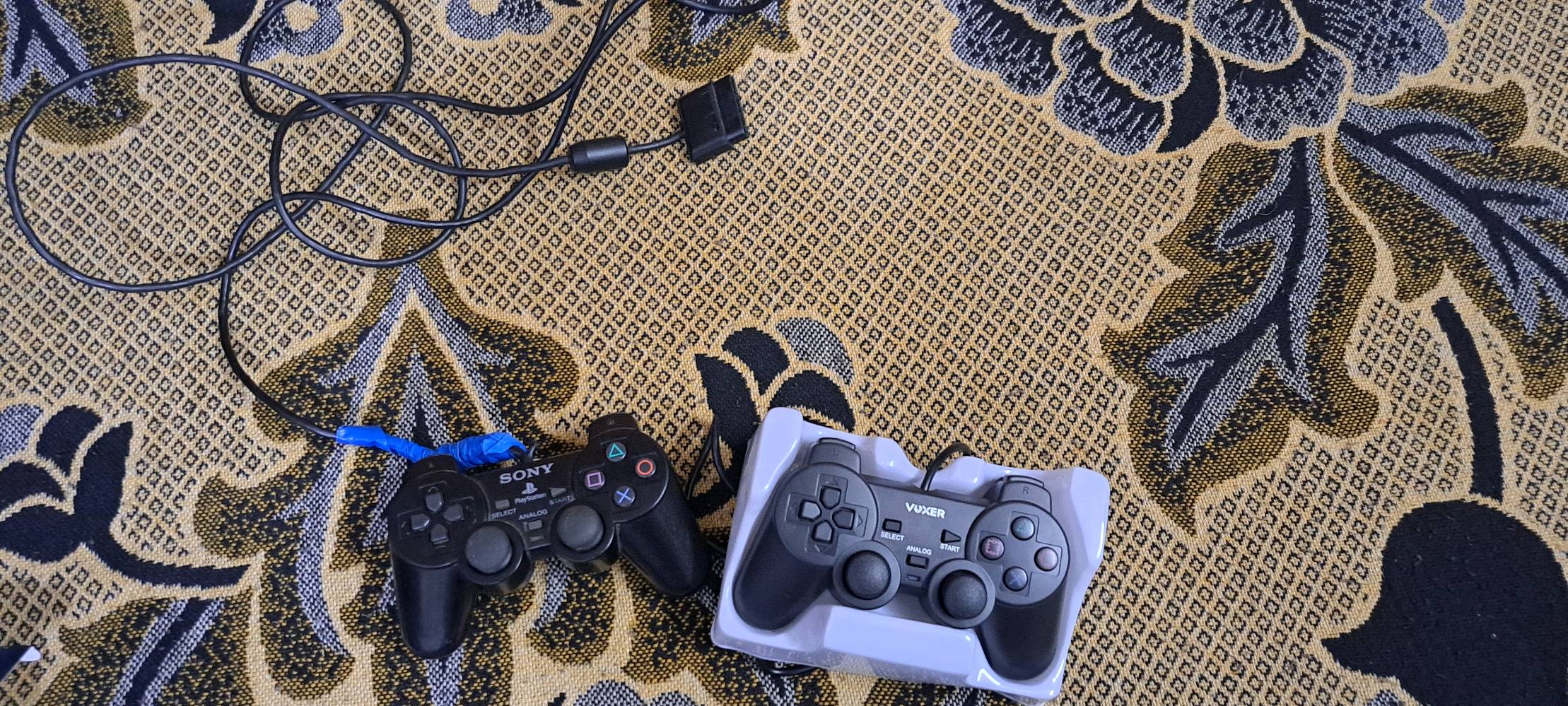 لاعنوان بغداد حي الجهاد المخابرات
بلي 2 نظيف جدا 
اختيار اللون اسود او فضي
مع يدة التحكم الاصلية صاير بي قطع و مصلح  يشتغل نفس ما جان 
و يدة تحكم تجارية
مع فلاش ميموري بي40 لعبة 
و كارت ميموري للتشغيل 
و التوصيلات مالتة المحولة و اسلاك الصورة