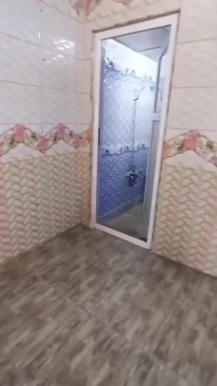 شقة للايجار حي الوفاء مقابل شارع ٢٠ غرفة وصالة ومطبخ وصحيات ايجاره 225 مع الماء والكهرباء مطلوب عائلة صغيرة
*********** @إشارة
