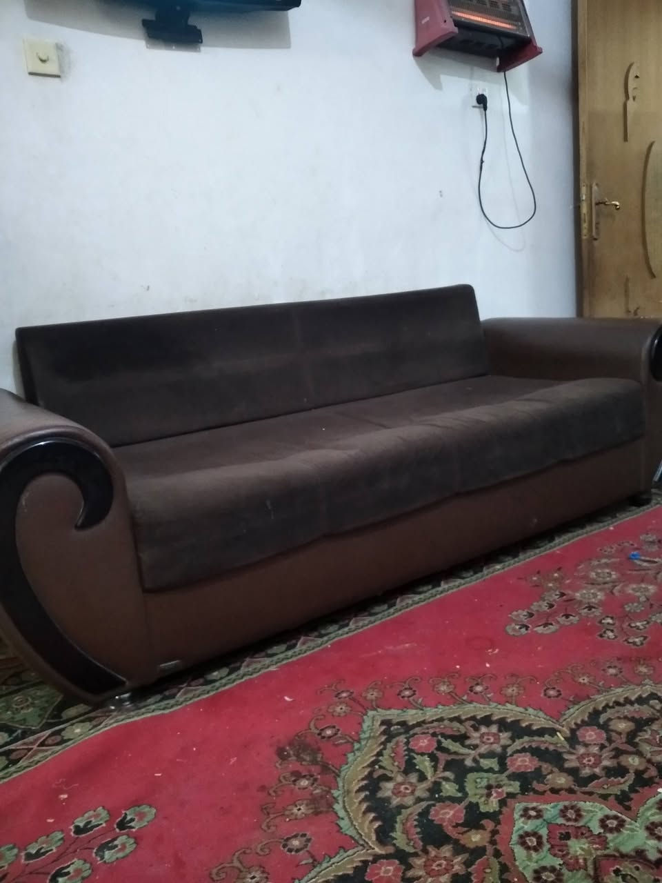 لسلام عليكم عندي تخم نظيف جلد عشر مقاعد ما ابي اي ضرر سعره ب 150 العنوان نادر الاولى قرب فندق الذكريات رقم الهاتف ***********
