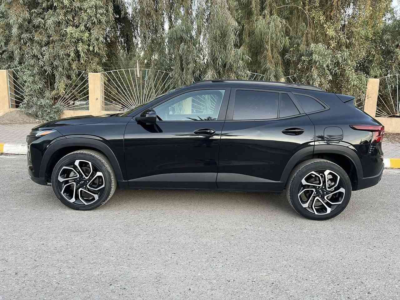 السلام عليكم
‏للبيع شوفر ليت تراكس موديل 2024 شكل الجيديد حجم مكينة 1200 تيربو شرط لا تنقيص ولا تبخير
‏وارد امريكي ضرر جاملغ+ بنيد بدون دواخل شرط 
بدون بارد وشخوط وتكحيل مكفوله 
مواصفات 
بصمه تشغيل +شاشه دجيتل 
كير اوتو +تحكم استيرن جهتين +رادار امامي شغال  
تخم تاير +صدر امامي + خلفي شرط  
‏السيارة حلوه وجديده لوك دخول جديد ماشية 21000الف حلوة وجديدة الحالة الوكالة جاهزة من كل شيء 
رقم الشاصي مرفق مع المنشور 
‏سيارة رقم صلاح الدين الدولي سنويه جديده هزه جديده يعني شرط التحويل 
‏السعر 140 وبيه مجال شراي 
‏الاستفسار على ***********
