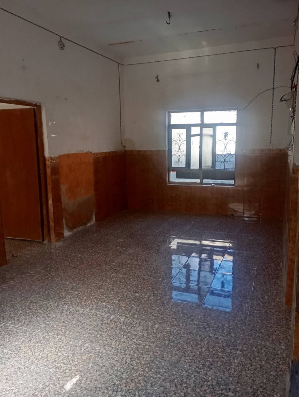 ا
لسلام عليكم 
. بيت للبيع 

الموقع  حي العسكري قرب كاع الفوازين 

. 

نوع العقار  زراعي بكاع الفوازين 

. 

 مساحه 200 البيت 

. 

بي غرفه 

صاله 

مطبخ 

استبقال 

حمام داخلي 

سعر البيت 18 بيع سريع متوازين عليه تم انزال سعر بسبب ضرف 

رقم الهاتف ***********
