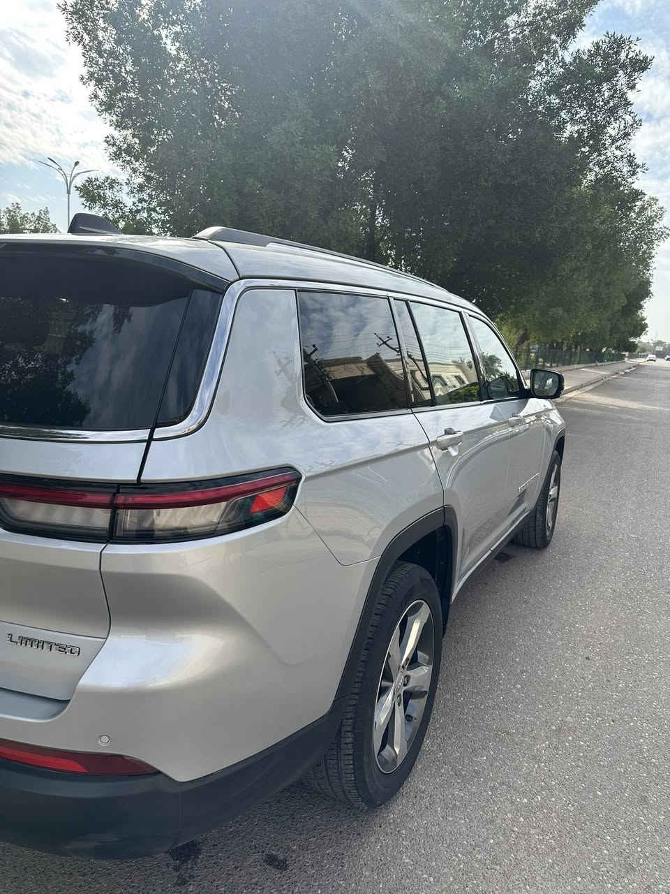 السلام عليكم جيب شيروكي فول مواصفات كشنات منفصل رقم اربيل عندي بيها وكاله حاضر للتحويل  موديل 21والسونار موجود بالمنشور السعر 285$وبيها مجال بسيط للاتصال *********** المكان بغداد حي الجهاد
