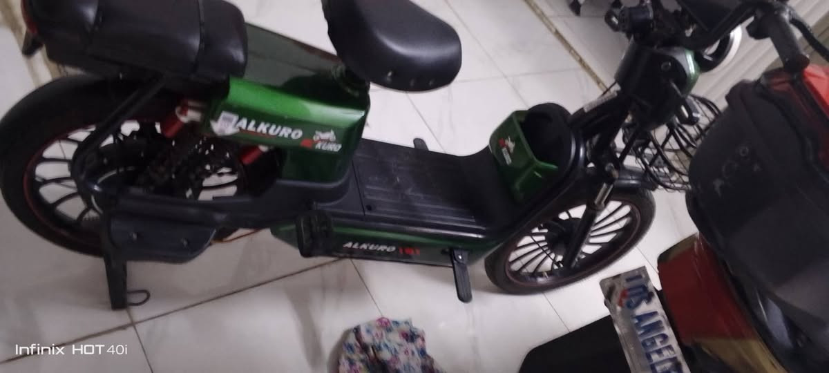 سلام عليكم 
دراجة شحن نوع الكوري لون زيتوني حجم20 موديل2025 دراجة مفولة للاخير كلشي ما ناقصهة كارت وبصمة وسويج شاشة ايباد بدون اي عطل كلشي ما ناقصهة نضافة واضجة بالصور تايرات زينة وويالة عدلة بطاريات 4دبل كلشي ما بيهن اصليات لاصوت بالملف ولا شي 
سعر 300وبي مجال 
تواصل *********** بي واتس 
او علق اجيك خاص
