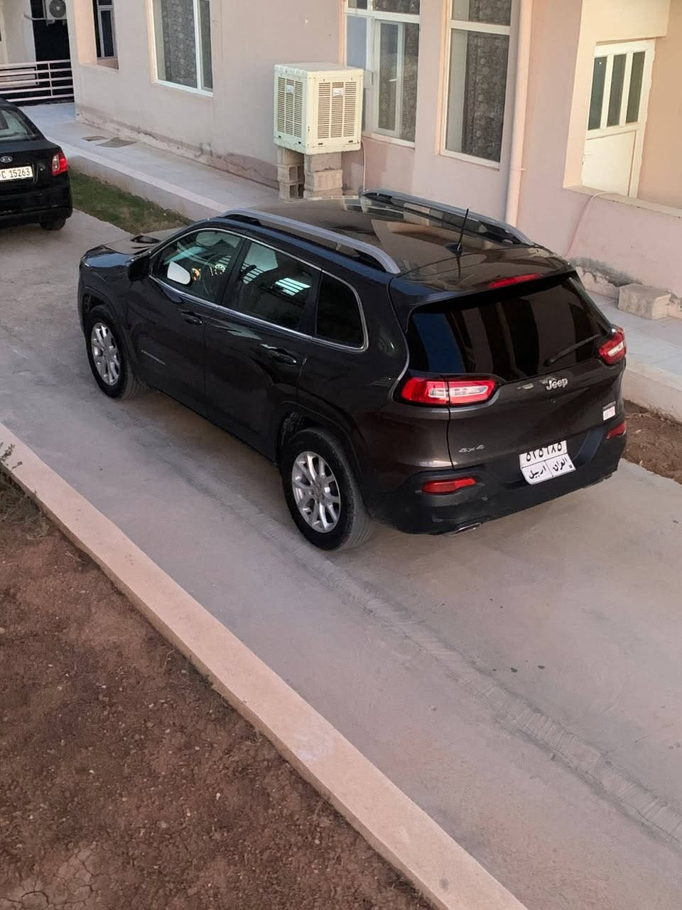 جيب بزون شيروكي 2017 مواصفات لاتيوتد 
مال بيت 🏠 
محرك 6 سلندر 3200 
كير + محرك مكفولات
حادث امريكا فقط 
 بداية البنيد ودعامية 
وجاملغات بارد فقط 
موضح ب صور + رقم شاصي 
+ سونار مرفق مع الهزة
ايرباكات سليمة كلها
الكتلوك ودفاتر الشركة موجودات بوضع الشركة
ماشية 125 الف ميل
سيارة بوضعية جيدة جداً 
حدادية  جيدة
تبريد + تدفئة قطعتين امامي وخلفي 
تدفئة كشنات 
تدفئة ستيرن
تدفئة مري جانبية
تبريد ثلاجة قطعتين امامي خلفي
شاشة حجم كبير بلادية مال جيب+تحكمات داخلية + اوامر التبريد
سماعات عدد 6 مع الدمام البلادي
تشغيل عن بعد 
توقف ذاتي
عدسات حاجب LED نهارية + لايتات LED
كامرة خلفية 
غرفة داخلية مع الدوشمة  
تايرات جديد
باتري جديد
سنوية باسمي 
رقم اربيل جديد + هزة جديد
السعر 117 بيها مجال بسيط 
مكان بغداد - الدورة - البوعيثة
***********
