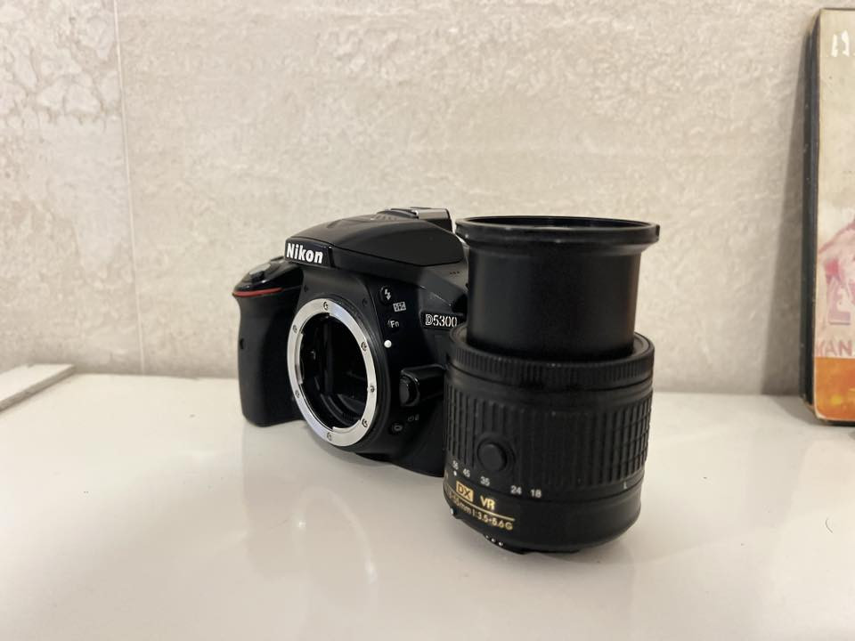 📸 كاميرا Nikon D5300 للبيع
• الحالة: 95٪
 • دقة 24.2 ميغابكسل
 • 39 نقطة فوكس
 • تصوير متواصل حتى 5 صور بالثانية
 • عدسة أصلية 18-55 (فتحة عدسة f/3.5–5.6)
 • حساسية ISO من 100 لحد 12800 (قابلة للتوسيع)
 • شاشة 3.2 إنج متحركة بدقة عالية
 • تصوير فيديو Full HD 1080p حتى 60 إطار بالثانية
 • بطارية أصلية + شاحنة أصلية
 • ويه جنطة أصلية
 • ✅ تدعم Wi-Fi + GPS

✔️ مناسبة للهواة والمحترفين
📍 يوجد توصيل لجميع محافظات العراق 
💰 السعر: [400] وقابل للتفاوض 

📞 للاستفسار:*********** (واتساب  فقط ✅ )
