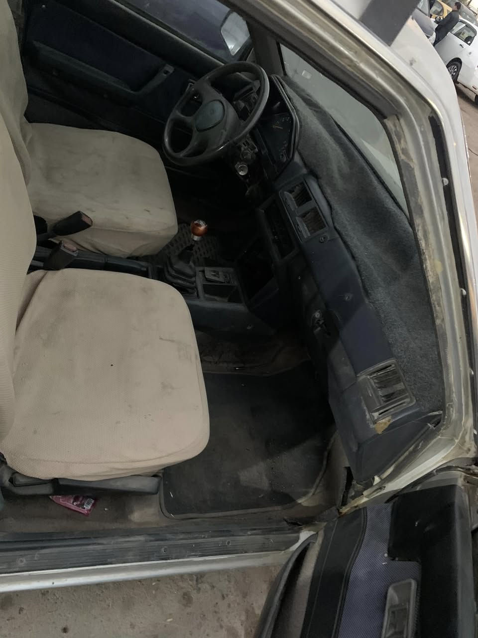 السلام عليكم كيا كابتل للبيع موديل ١٩٩٣
كير عادي سياره جاهزة نقصها كعكه مال صالصنه 
سعرها ٢٢ وبيه مجال بسيط
***********
