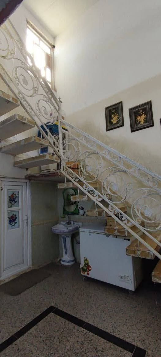 🏡 بيت طابو صرف للبيع ! 🏡🛑

📍 الموقع: حي الوحدة الثانية – مقابيل مدرسة الازهر الشريف 
📐 المساحة: 100 متر مربع (ركن على ساحه) طابو صرف 📜 مع فضله 30م مسيجه من ضمن البناء 
بناء عكادة ٢٠١٧ 

✨ تفاصيل الدار:

🛑 الطابق الأول:
✅ طارمة (5×4.5 م) + صحيات خارجية 🚗🚿
✅ استقبال  (3.5×5 م)
✅ مطبخ  (3.5×3 م) 🍽️
✅ صالة  (4.25×4 م) 
✅ مجمع صحي (2×2.5 م) 🛁
✅ غرفة نوم رئيسية (4×4 م) 🛏️
✅ منور عدد 1 🌞 

🛑 الطابق الثاني:
✅صاله (3 * 4 م) 
✅ غرفة نوم (3.5×5.5 )

الاتصال على الارقام ***********
***********
