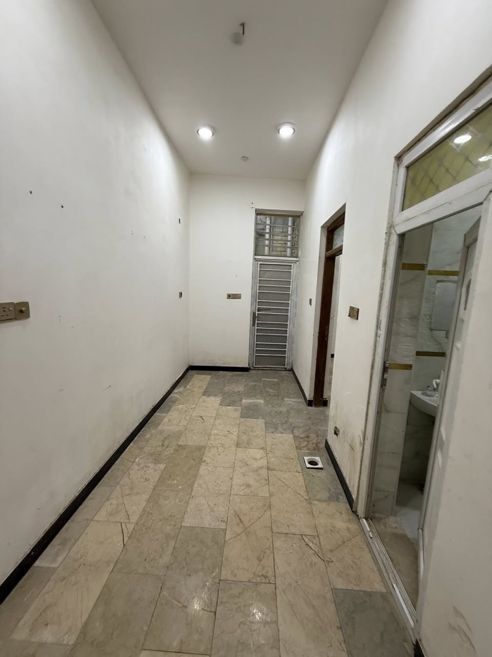 #بيت_للايجار
#شقةللايجار
توا مبني حديث 
كل واحد يحتوي ⬇️
غرفتين وصالة ومطبخ واستقبال وصحيات داخلية وخارجية 
للتواصل 
تريد البيت او الشقة مو مشكلة 
العنوان الناصرية -الشموخ -قرب اسواق ابو لانة
***********
***********
