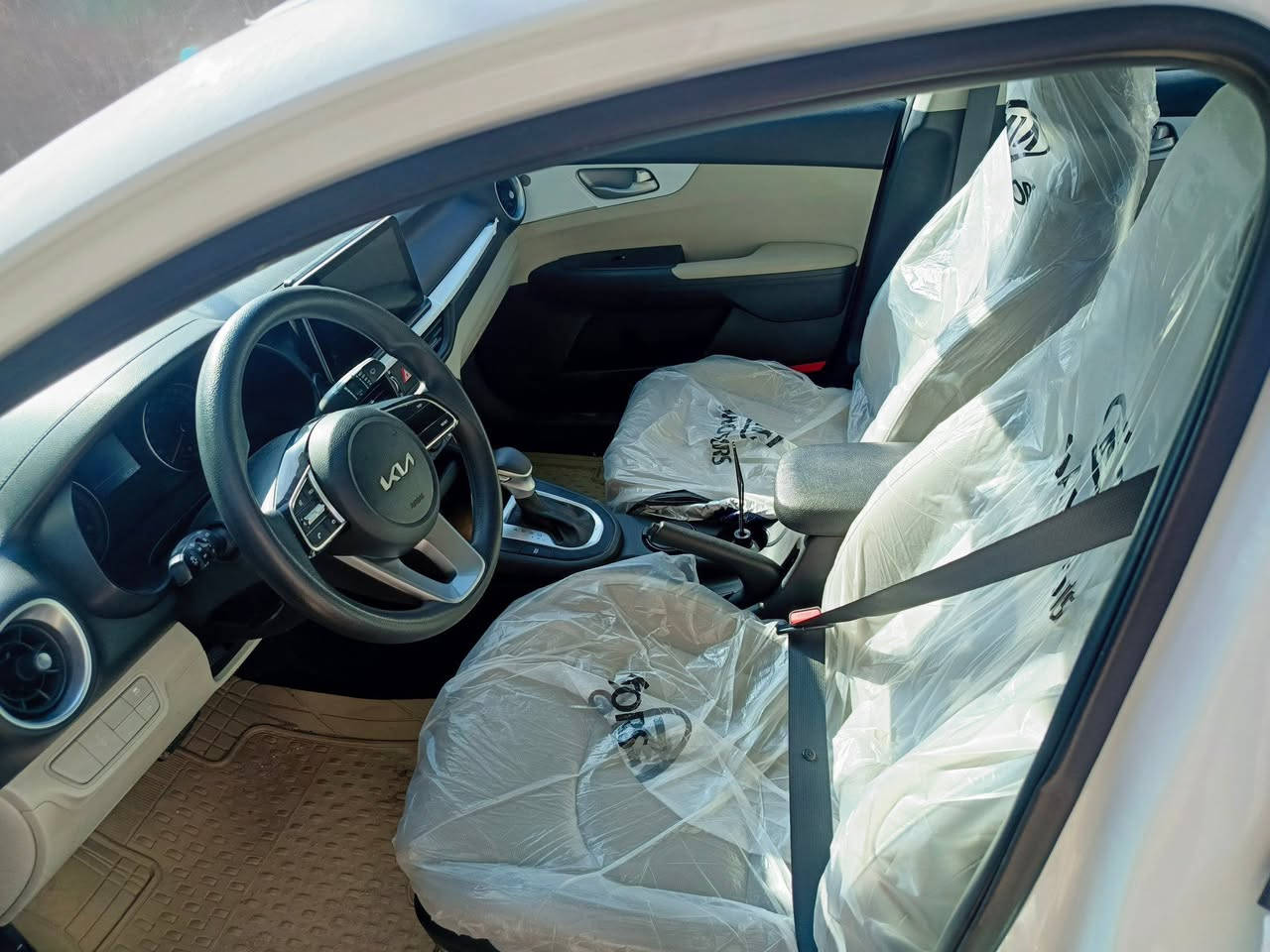 السلام عليكم.. سيراتو 2024 للبيع ابيض اللون رقم بغداد .. السيارة الحمد لله مكفوله من الدعاميه للدعاميه من كل شي كشر ومحرك وكير...تايرات جدد.. دواخل بيجي.. فتحه بالقمارة.. محرك ٢٠٠٠ .. مابيهه اي نقص باذن الله السيارة جديدة بمعنى الكلمه والف عافية على الي ياخذهه.. ماشيه ٤٦ الف قابل للزيادة.. السعر المطلوب ١٩٥ ورقه ... للاستفسار اكثر الاتصال بالرقم ***********.. انا مكلف بالنشر.. مع التقدير
