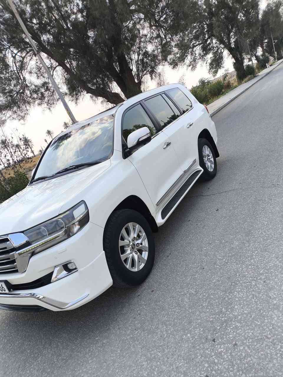 السلام عليكم 
لاندكروز 2017 وايت اديشن اصل فول 1/1 رقم بغداد الدولي الجديد  بسمي رقم وسنويه كله جديد ماشيه 200الف حقيقي مكفوله كفاله عامه كير مكينه حدداديه كله مكفول (فقط بارد قليل)المواصفات — شاحن لاسلكي 
1 بصمه + 
2- سلايت 
3- كشنات جلد + كشنين كهرباء + كشن السائق 3 حركات 
4- 8 ارباك 
5- شاحن لاسلكي  
7- مري شفط + مري قلاب عند الرجوع + اشاير بالمري 
8- اشاير لكزز + لايت اسود 
9- حساسات امامي خلفي 
10 - كامره 
11- زراك لايت 
12- طفايه 
13- تشغيل عن بعد 
14- اناره داخليه 
15- دوس علامه لاندكروز ضوئيه 
16- دبل ماوس 
17- ثلاجه + فور ويل
18- جام يصعد وينزل عن طريق البصمه 
معروفه مواصفات الوايت اديشن فول 1/1 السيارة على ادينة وجديدة جداً 
السعر 46 الف وبيه مجال بسيط ترهم مراوس حسب القناعه
رقم ‏‪0772 419 6614‬‏//‏‪078-062-22330
