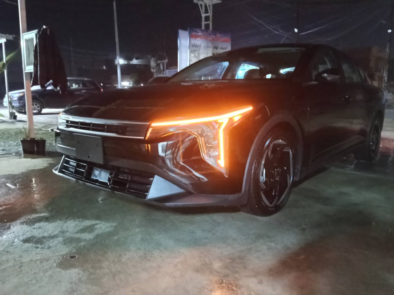 السلام عليكم ورحمة الله وبركاته كي فور موديل 25 حادث كما موضح بالصور بنيد مصبوغ دعاميه نفس الون جاهزه بالا رقم منفيس بسمي فول ما عدا الفتحه والجلد سعر 160 وبيها مجال مكان السياره بغداد الغزاليه ***********
