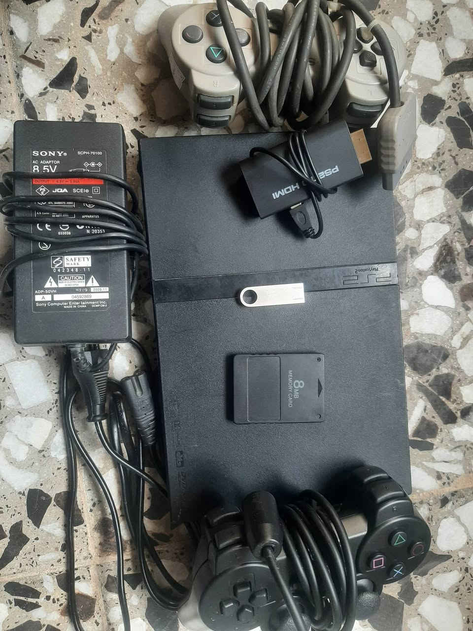 سلام عليكم بلي 2
بلي 2 سلم جديد قبل سبوع اخذته 60 الف 
نظافة 95% 
ثنين جوستكات 
فلاش 32 كيكه 
خزن كامل 
غراضة كامله 
مع تحويله HD يعني تلعب بدون فيش 
سعره 40 الف 
مكاني نجف حي شرطة


**إذا كنت صاحب هذا الإعلان وتريد حذفه لأي سبب، رجاءا أرسل رسالة إلى الدعم الفني**