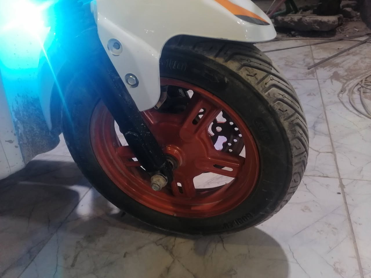 سلام عليكم

دراجة شحن X900 خمس بطاريات مفولة

موديل 2025 ✅
كلشي بيها شغال

بطارية فول شرط تنفحص كدامك
دراجة بيها هواي مواصفات 👇

نظام R ✅
اشاير ✅
ضوه عالي وناصي ✅
ضوه الوان ✅
دبلات ✅
دسكات رياضيه ✅
شاشة شغال ✅
حاملة جهاز هديه ✅
سلة هديه ✅
مرايات هدية ✅
 السعر 450 

***********
ارد عل تعليقات همين
