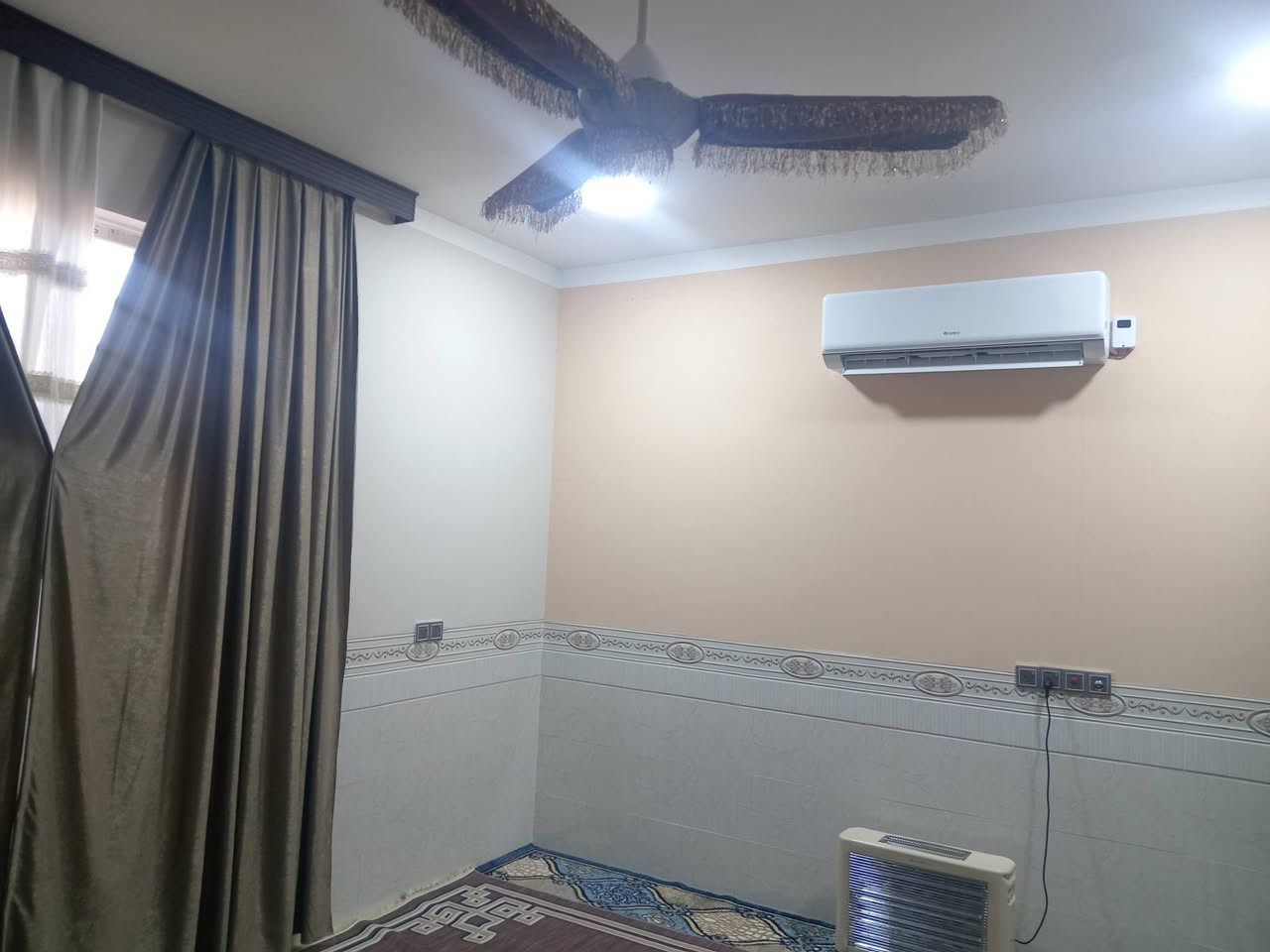 دار لبيع مساحه ٢٥٠ طابو زاعي ٢٥ بناء دار حديث عداد غرف نوم ٢ وصاله ومطبخ وهول وستقبال كراج ماء كهرباء مجاري شارع تبليط بل باب يباع معه اثاث متكامل عنوان منطقه شتال ***********
