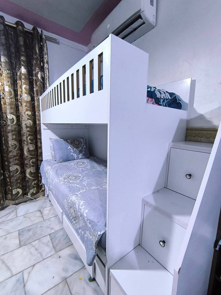 سرير تركي 3 طوابق نوعيه راقيه تفصال مفصلينه خشب ان دي اف داخله ايطار حديد للقوه والمتانه قياسه طول مترين ونص مع الدرج والعرض 85 العنوان كربلاء حي القادسيه رقم الهاتف *********** كربلاء, العراق
