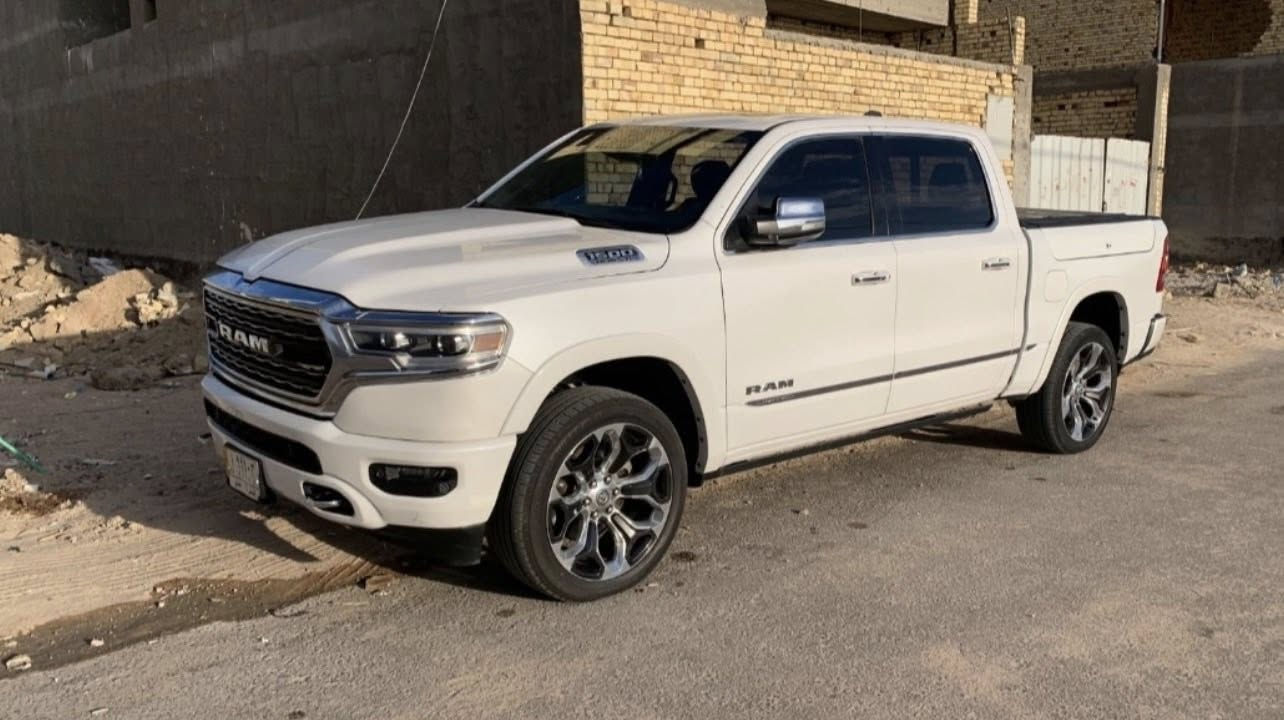 دوج رام 19لمتد
السعر 285
رقم بصره باسمي 
اللمتد معروفه مواصفاته فول
شاشه كبيره
بانوراما
نقطه عمياء
رادار 
٤ كامره
دووس كهرباء 
نضام جوبلس 
وهواي مواصفات بيهه
محرك 5700
ما ناقصهه شي السياره كلش نضيفه
حادثهه جاملغ وبنيد  وضربه خفيفه وره باب السائق ماشر عليهه بلاحمر 
مكان السياره البصره  الامل ***********
