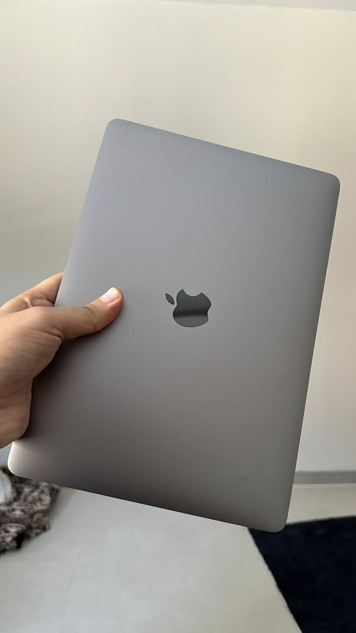 السلام عليكم..
للبيع لابتوب ماك بوك برو (MacBook Pro M1). الجهاز نظيف واستخدام شخصي.
مواصفات:
• الموديل: Apple MacBook Pro 13-inch (شريحة M1) مع Touch Bar.
• الرام: 8GB
• التخزين: 256GB SSD
• الكيبورد: عربي/إنجليزي أصلي.
• نسبة صحة البطارية: 82%.

ملاحظات:
•شخوط سطحية بسيطة بالقاعدة موضحة بالصور.
•متوفره الملحقات الاصلية.
المكان: بغداد - الاعظمية
السعر: 700 ألف دينار وبيها مجال بسيط.
للتواصل ***********
