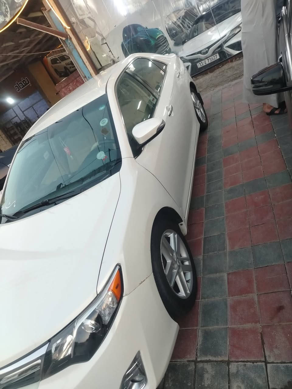 كامري 2014 خليجي
فول مواصفات عدا الفتحه 1/1
135$
مكينة 4 سلندر بنزين
بيها اربع قطع 
مواصفات:
بصمه تشغيل 
بصمه ابواب وصندوق 
كشنات كهرباء 
كشنات قماش
شاشه جبيره - كاميره 
دواخل فورميكا 
اشاير بل مري 
لايتات زينون 
بلاجكتور زينون 
5 ويل كب 
حساسات خلفيه 
تحكمات استيرن جهتين 
دبل صالنصه 
تبريد لمس بيانو
سيارة جديده جدا سعرها معقول بلعافيه ع الياخذها 

رقم صاحب السيارة 
***********
***********
