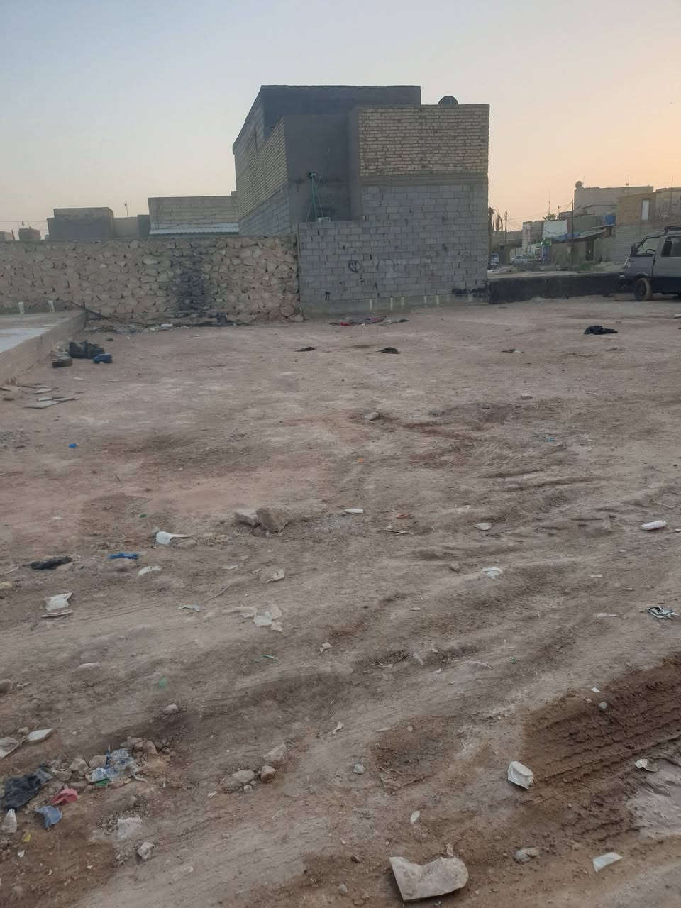 متاح عرصه للبيع 150 متر طابو زراعي سند 25 واجهته 9 ونزال 17 مدفونه ومحدوله مكانها بالكوفه سهله شارع معمل الدبس فرع مضيف ابو الفظل العباس تبعد عن شارع العام 200 متر خدمات كامله وطني وماي وكابينه مولده كلهن مقابيل العرصه انترنيت ضوئي واصل يمها شارعها 6 متر سعرها 23 وبيها مجال هذا رقم *********** صاحبها
