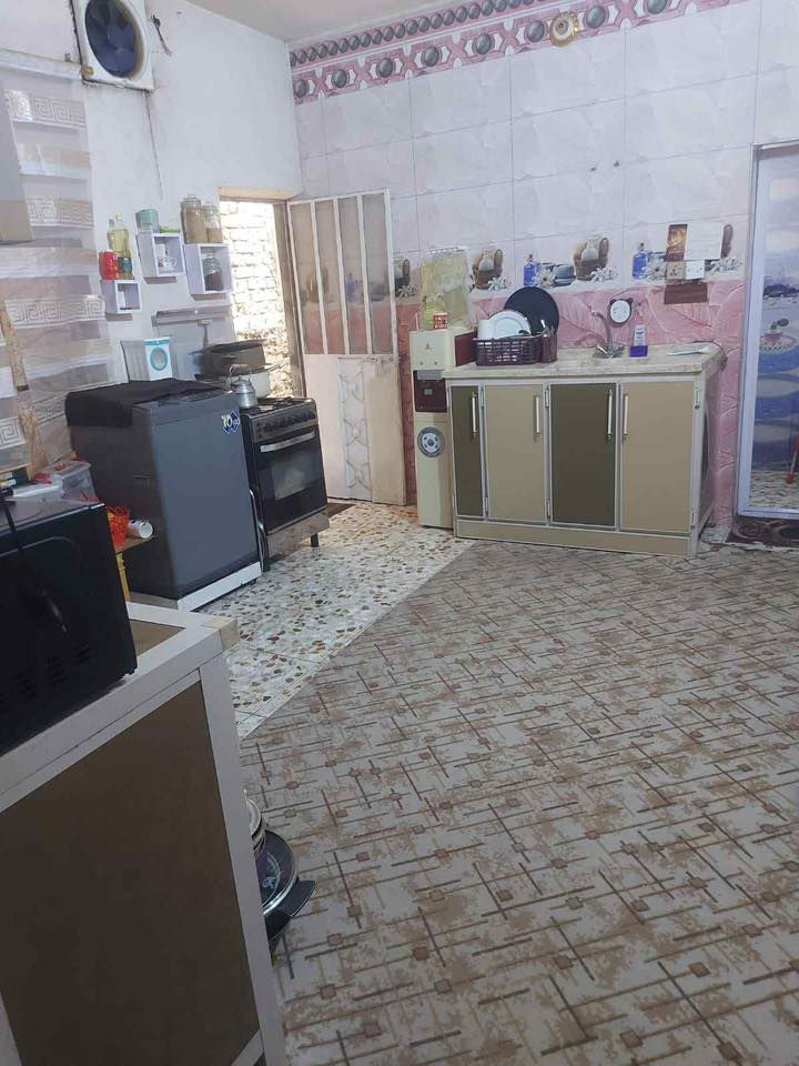 السلام عليكم ' بيت 150 متر للبيع منطقة الحسينية المخابرات ببداية الحسينية بـ💸120 وبي مجال
بي 5 غرف نوم كبار ' واستقبال وهول ومطبخ وحمامات فوك وجوة
 بعد بي كومة بناء ممصوري لان ساكنين بي
للاستفسار / ***********
