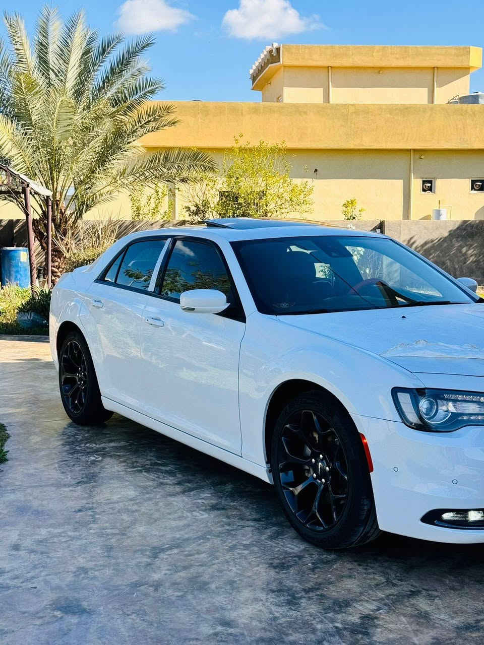 السلام عليكم ورحمة الله البيع وبامه موديل 22 فول فول موصفات S 300 السياره كفاله عام بدون اي ضرر سياره نضيفه حيل ستخدام شخصي سنويه ورقم جديد تحويل مباشر خاص مقفل اتصل عل صاحبهه *********** السعر 350
